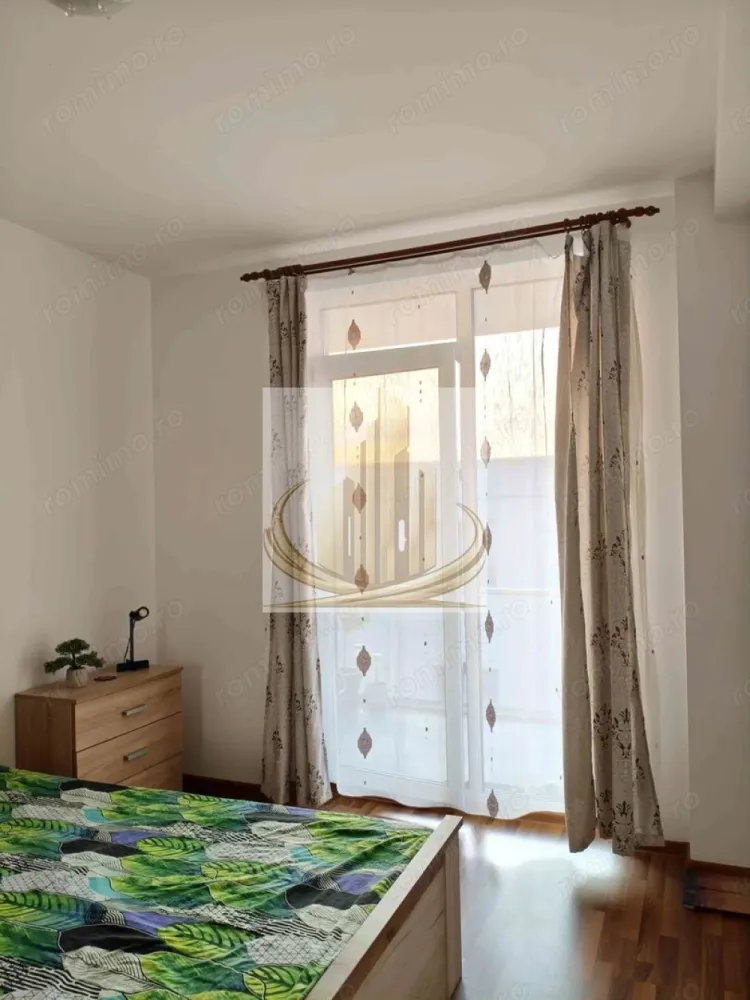 Apartament 2 camere, zona Kaufland, Dumbravita - Grand Mobilis Imobiliare vă propune spre vânzare un apartament cu 2 camere, situat în Dumbrăvița, foarte aproape de Timișoara, într-o zonă bine conectată și apreciată. Proprietatea este amplasată la etajul 2 al unui imobil cu regim de înălțime P+2E, construit în anul 2017, și beneficiază de o suprafață utilă de 49,5 mp, la care se adaugă un balcon de 4,6 mp. Compartimentare: Hol Baie Dormitor cu acces la balcon Living open space cu bucătărie Apartamentul se vinde complet mobilat și utilat, fiind pregătit pentru mutare imediată. Dotări și beneficii: Centrală termică în condensare, nouă Încălzire în pardoseală Loc de parcare inclus Bloc cu curte comună și spațiu verde Localizarea este un mare avantaj, cu acces rapid către Timișoara și în apropierea numeroaselor puncte de interes: stație de transport în comun, magazine (Profi, Mega Image), brutărie, precum și centre comerciale precum Auchan, Selgros și Hornbach, toate aflate la distanțe foarte mici. Această proprietate este ideală atât pentru un cuplu sau o persoană singură, cât și pentru investiție, datorită poziționării excelente și facilităților din zonă. Pentru mai multe detalii sau programarea unei vizionări, echipa Grand Mobilis Imobiliare vă stă la dispoziție. ID Intern: CP3023737 }}