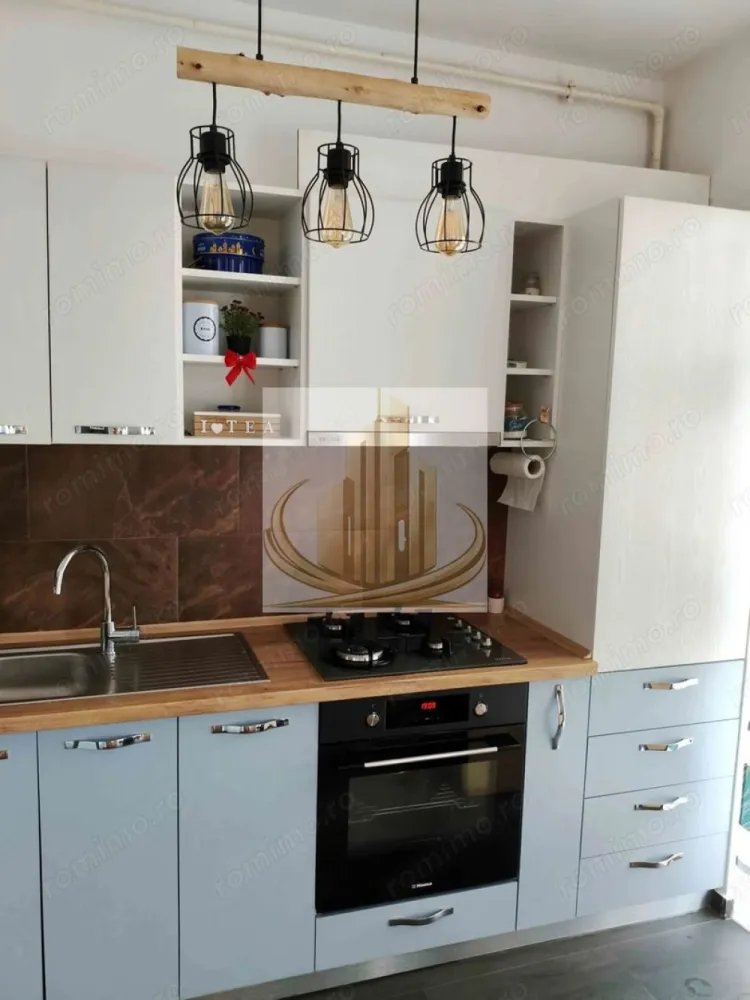 Apartament 2 camere, zona Kaufland, Dumbravita - Grand Mobilis Imobiliare vă propune spre vânzare un apartament cu 2 camere, situat în Dumbrăvița, foarte aproape de Timișoara, într-o zonă bine conectată și apreciată. Proprietatea este amplasată la etajul 2 al unui imobil cu regim de înălțime P+2E, construit în anul 2017, și beneficiază de o suprafață utilă de 49,5 mp, la care se adaugă un balcon de 4,6 mp. Compartimentare: Hol Baie Dormitor cu acces la balcon Living open space cu bucătărie Apartamentul se vinde complet mobilat și utilat, fiind pregătit pentru mutare imediată. Dotări și beneficii: Centrală termică în condensare, nouă Încălzire în pardoseală Loc de parcare inclus Bloc cu curte comună și spațiu verde Localizarea este un mare avantaj, cu acces rapid către Timișoara și în apropierea numeroaselor puncte de interes: stație de transport în comun, magazine (Profi, Mega Image), brutărie, precum și centre comerciale precum Auchan, Selgros și Hornbach, toate aflate la distanțe foarte mici. Această proprietate este ideală atât pentru un cuplu sau o persoană singură, cât și pentru investiție, datorită poziționării excelente și facilităților din zonă. Pentru mai multe detalii sau programarea unei vizionări, echipa Grand Mobilis Imobiliare vă stă la dispoziție. ID Intern: CP3023737 }}