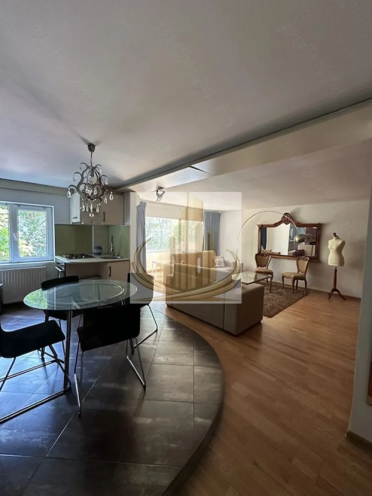 GrandMobilis vă propune spre închiriere un apartament modern 3 camere - ✨ Prima închiriere – apartament modern cu 3 camere ✨ Îți dorești un spațiu primitor, modern și pregătit să devină „acasă”? Acest apartament cu 3 camere, recent renovat, este alegerea ideală. Situat la etajul 1 al unui bloc reabilitat termic, apartamentul oferă confort și funcționalitate într-un ambient plăcut și luminos. 🏡 Compartimentare inteligentă: living spațios cu canapea extensibil bucătărie open-space complet utilată dormitor confortabil birou – perfect pentru lucrul de acasă 2 băi (una cu cadă + baie de serviciu) 🌿 Beneficii suplimentare: 2 balcoane generoase centrală proprie pe gaz 2 aparate de aer condiționat 🚗 Extra: garaj disponibil pentru închiriere separată Apartamentul este ideal pentru cei care își doresc liniște, confort și un spațiu modern, gata de mutare. 📩 Pentru mai multe detalii sau programarea unei vizionări, vă stăm la dispoziție! ID intern: CP3023752 }}