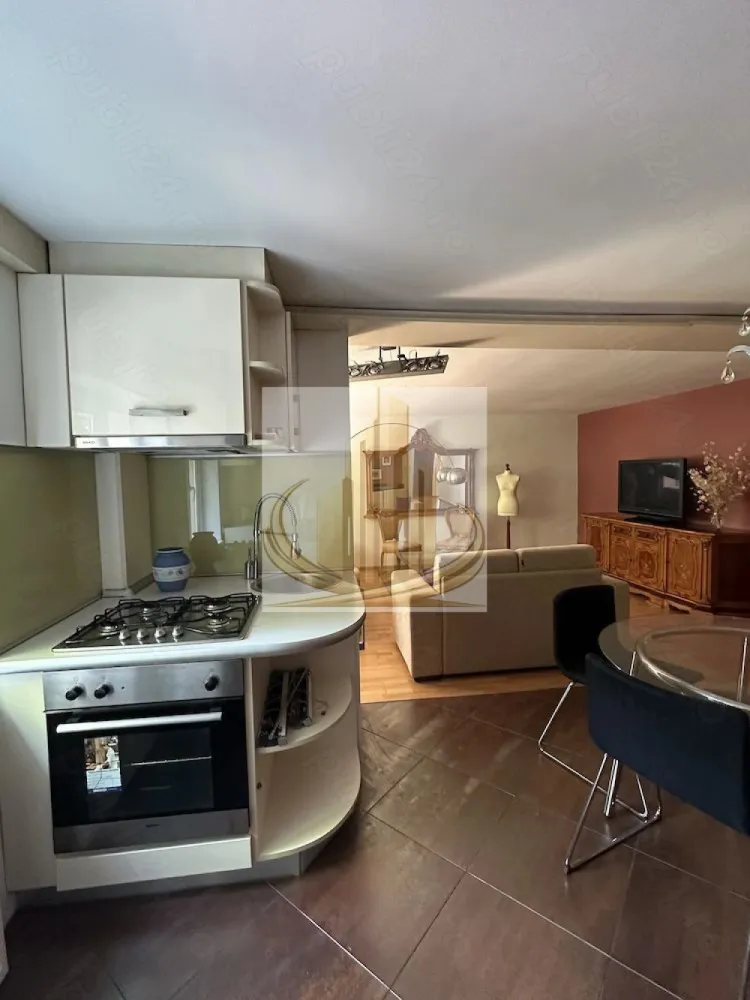 GrandMobilis vă propune spre închiriere un apartament modern 3 camere - ✨ Prima închiriere – apartament modern cu 3 camere ✨ Îți dorești un spațiu primitor, modern și pregătit să devină „acasă”? Acest apartament cu 3 camere, recent renovat, este alegerea ideală. Situat la etajul 1 al unui bloc reabilitat termic, apartamentul oferă confort și funcționalitate într-un ambient plăcut și luminos. 🏡 Compartimentare inteligentă: living spațios cu canapea extensibil bucătărie open-space complet utilată dormitor confortabil birou – perfect pentru lucrul de acasă 2 băi (una cu cadă + baie de serviciu) 🌿 Beneficii suplimentare: 2 balcoane generoase centrală proprie pe gaz 2 aparate de aer condiționat 🚗 Extra: garaj disponibil pentru închiriere separată Apartamentul este ideal pentru cei care își doresc liniște, confort și un spațiu modern, gata de mutare. 📩 Pentru mai multe detalii sau programarea unei vizionări, vă stăm la dispoziție! ID intern: CP3023752 }}