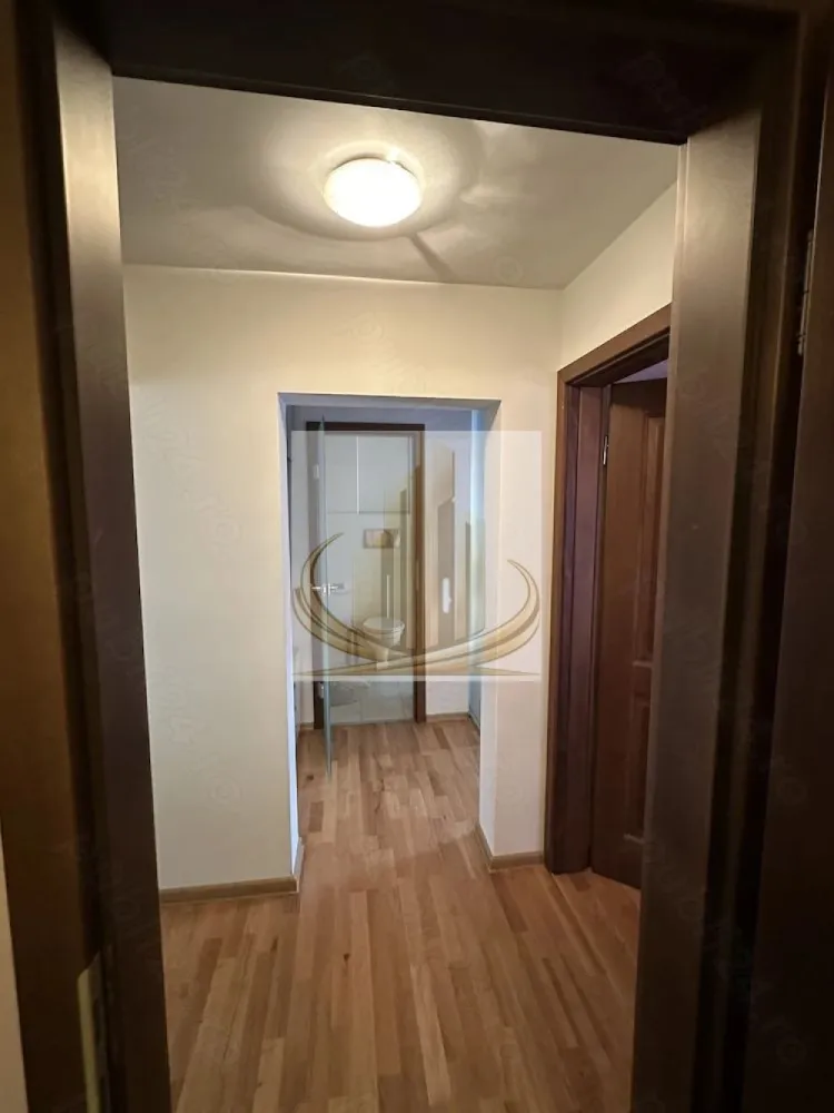 GrandMobilis vă propune spre închiriere un apartament modern 3 camere - ✨ Prima închiriere – apartament modern cu 3 camere ✨ Îți dorești un spațiu primitor, modern și pregătit să devină „acasă”? Acest apartament cu 3 camere, recent renovat, este alegerea ideală. Situat la etajul 1 al unui bloc reabilitat termic, apartamentul oferă confort și funcționalitate într-un ambient plăcut și luminos. 🏡 Compartimentare inteligentă: living spațios cu canapea extensibil bucătărie open-space complet utilată dormitor confortabil birou – perfect pentru lucrul de acasă 2 băi (una cu cadă + baie de serviciu) 🌿 Beneficii suplimentare: 2 balcoane generoase centrală proprie pe gaz 2 aparate de aer condiționat 🚗 Extra: garaj disponibil pentru închiriere separată Apartamentul este ideal pentru cei care își doresc liniște, confort și un spațiu modern, gata de mutare. 📩 Pentru mai multe detalii sau programarea unei vizionări, vă stăm la dispoziție! ID intern: CP3023752 }}