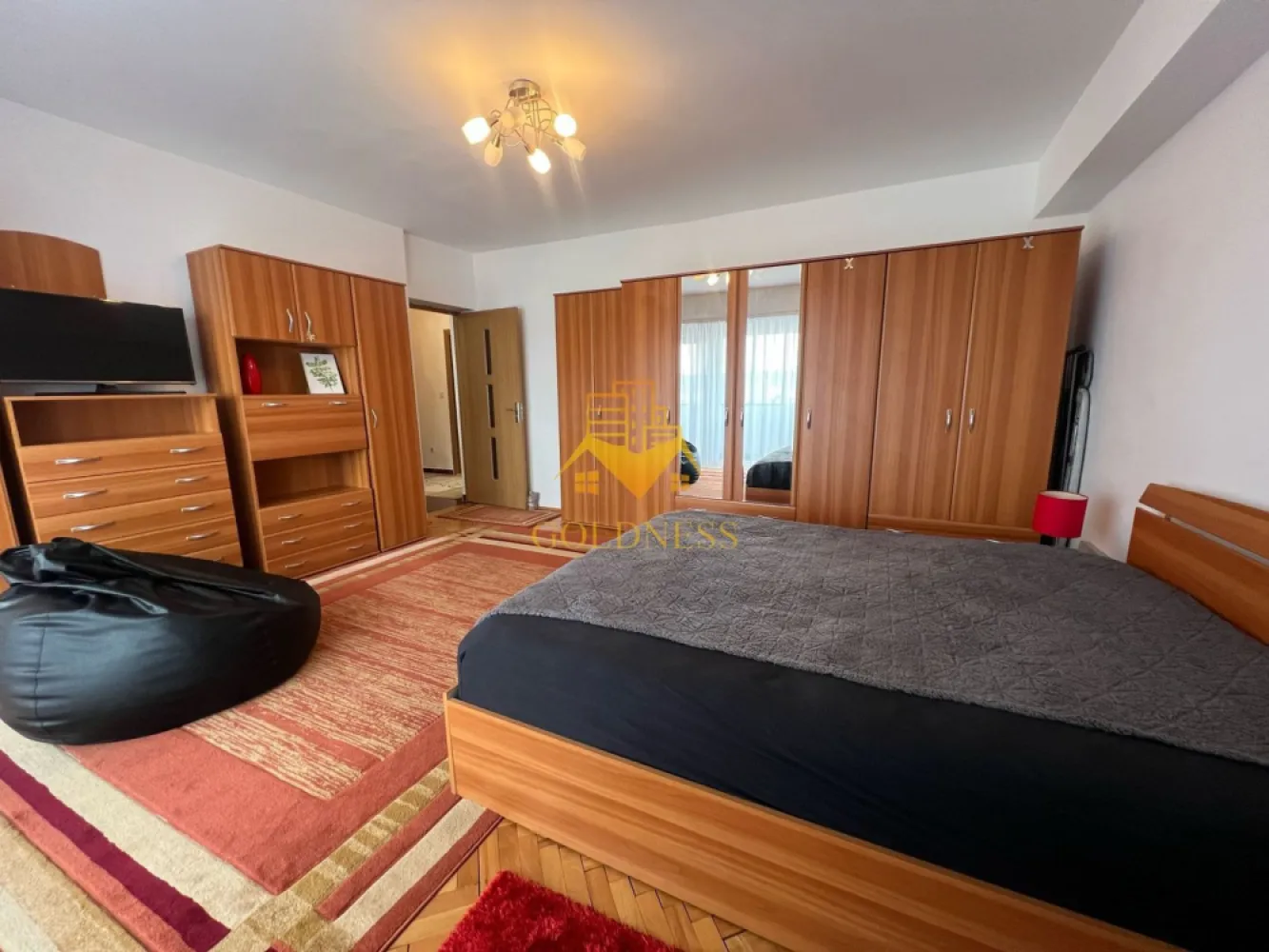 2 camere, decomandate, Gheorgheni, Zona Interservisan,Mega,Iulius Mall - GOLDNESS Imobiliare vă propune spre închiriere un apartament cu 2 camere complet mobilat și utilat, la etajul 3 într-un imobil de 7 etaje, în Cartierul Gheorgheni. Posibilitate de parcare in zona ! Se află în apropierea stațiilor de transport în comun, magazine, restaurante, spații verzi, farmacii, etc. Apartamentul este compartimentat astfel: - dormitor cu pat matrimonial, dressing, noptiere - living cu bucatarie open space complet utilată și mobilată, canapea extensibilă, loc de servit masa - baie cu cabina de dus, calorifer port prosop și dulap pentru depozitare. - terasa de 10 mp. Imobilul este dotat cu toate cele necesare- centrală proprie, frigider, aragaz, hotă, mașină de spălat haine, etc. Dacă sunteți interesați de acest apartament și doriți să îl vizionați, dar și pentru alte oferte nu ezitați să ne contactați telefonic sau prin e-mail. Vă stăm la dispoziție! Pentru intermediere se percepe un comision de 50% din prețul chiriei! }}