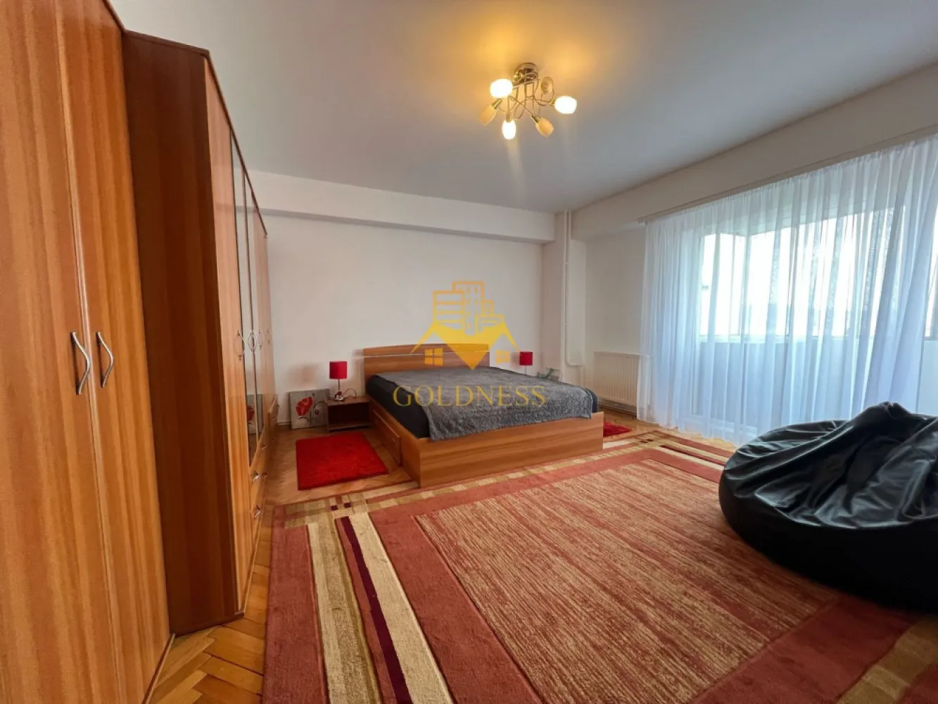 2 camere, decomandate, Gheorgheni, Zona Interservisan,Mega,Iulius Mall - GOLDNESS Imobiliare vă propune spre închiriere un apartament cu 2 camere complet mobilat și utilat, la etajul 3 într-un imobil de 7 etaje, în Cartierul Gheorgheni. Posibilitate de parcare in zona ! Se află în apropierea stațiilor de transport în comun, magazine, restaurante, spații verzi, farmacii, etc. Apartamentul este compartimentat astfel: - dormitor cu pat matrimonial, dressing, noptiere - living cu bucatarie open space complet utilată și mobilată, canapea extensibilă, loc de servit masa - baie cu cabina de dus, calorifer port prosop și dulap pentru depozitare. - terasa de 10 mp. Imobilul este dotat cu toate cele necesare- centrală proprie, frigider, aragaz, hotă, mașină de spălat haine, etc. Dacă sunteți interesați de acest apartament și doriți să îl vizionați, dar și pentru alte oferte nu ezitați să ne contactați telefonic sau prin e-mail. Vă stăm la dispoziție! Pentru intermediere se percepe un comision de 50% din prețul chiriei! }}