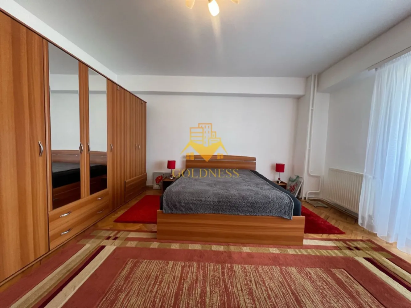 2 camere, decomandate, Gheorgheni, Zona Interservisan,Mega,Iulius Mall - GOLDNESS Imobiliare vă propune spre închiriere un apartament cu 2 camere complet mobilat și utilat, la etajul 3 într-un imobil de 7 etaje, în Cartierul Gheorgheni. Posibilitate de parcare in zona ! Se află în apropierea stațiilor de transport în comun, magazine, restaurante, spații verzi, farmacii, etc. Apartamentul este compartimentat astfel: - dormitor cu pat matrimonial, dressing, noptiere - living cu bucatarie open space complet utilată și mobilată, canapea extensibilă, loc de servit masa - baie cu cabina de dus, calorifer port prosop și dulap pentru depozitare. - terasa de 10 mp. Imobilul este dotat cu toate cele necesare- centrală proprie, frigider, aragaz, hotă, mașină de spălat haine, etc. Dacă sunteți interesați de acest apartament și doriți să îl vizionați, dar și pentru alte oferte nu ezitați să ne contactați telefonic sau prin e-mail. Vă stăm la dispoziție! Pentru intermediere se percepe un comision de 50% din prețul chiriei! }}