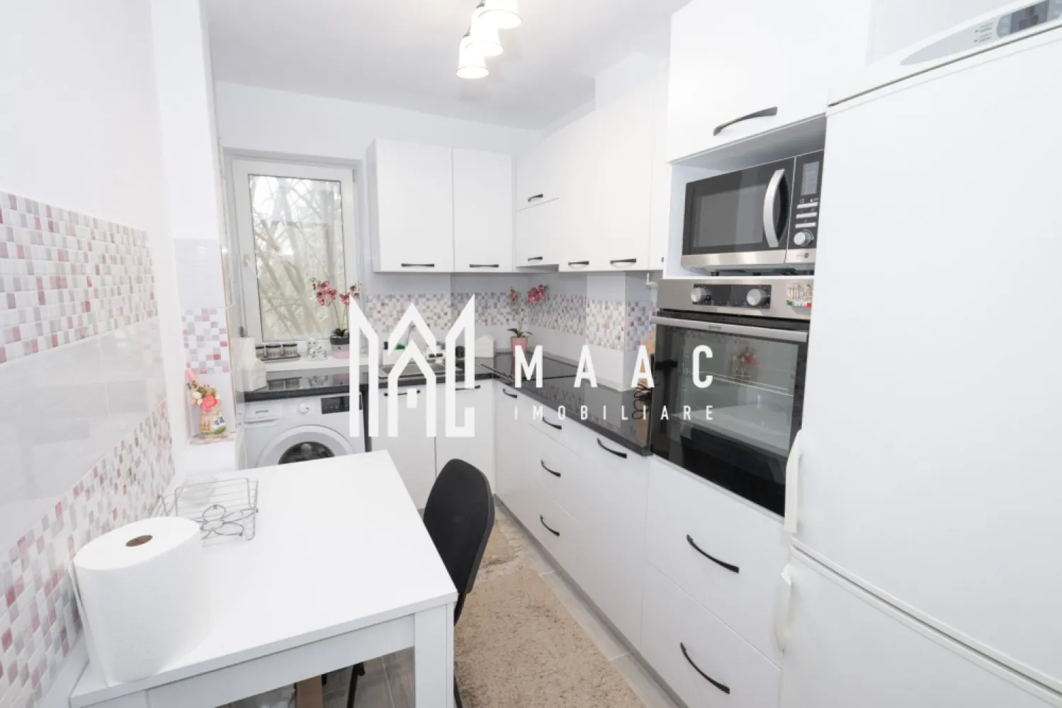 Apartament de vânzare cu două camere etaj 2 zona Gării - Apartament 2 camere, complet renovat 2022, zona Gării – Bloc MVP ID anunț: CP3015393 MAAC Imobiliare vă propune spre vânzare un apartament modern cu 2 camere, semidecomandat, situat în zona Gării din Râmnicu Vâlcea, în blocul MVP (vis-a-vis de parcul de la Gară), Scara C. Localizare excelentă – poziționat într-o zonă accesibilă, aproape de parc, mijloace de transport, magazine și alte puncte de interes. Detalii proprietate: Etaj 2 din 3 Bloc de cărămidă, reabilitat termic în perioada 2020–2021 Suprafață utilă: 45 mp Balcon: 5,33 mp (izolat) Orientare către curtea interioară – liniște și intimitate Însorit după-amiaza până la apus Renovare completă în 2022 – TOTUL NOU: ✔ Refăcut integral de la tencuială ✔ Instalație electrică nouă ✔ Instalație de încălzire nouă ✔ Centrală termică pe gaz ✔ Termopane schimbate ✔ Uși interioare noi ✔ Ușă metalică nouă la intrare ✔ Șapă nouă, parchet nou ✔ Balcon izolat Apartamentul beneficiază de mobilier de bucătărie realizat pe comandă și electrocasnice noi, nefolosite. Proprietatea este ideală atât pentru locuit, cât și pentru investiție, datorită poziției excelente și a renovării complete, fără necesitatea unor investiții suplimentare. Pentru mai multe detalii sau programarea unei vizionări, contactați MAAC Imobiliare și menționați ID CP3015393. }}