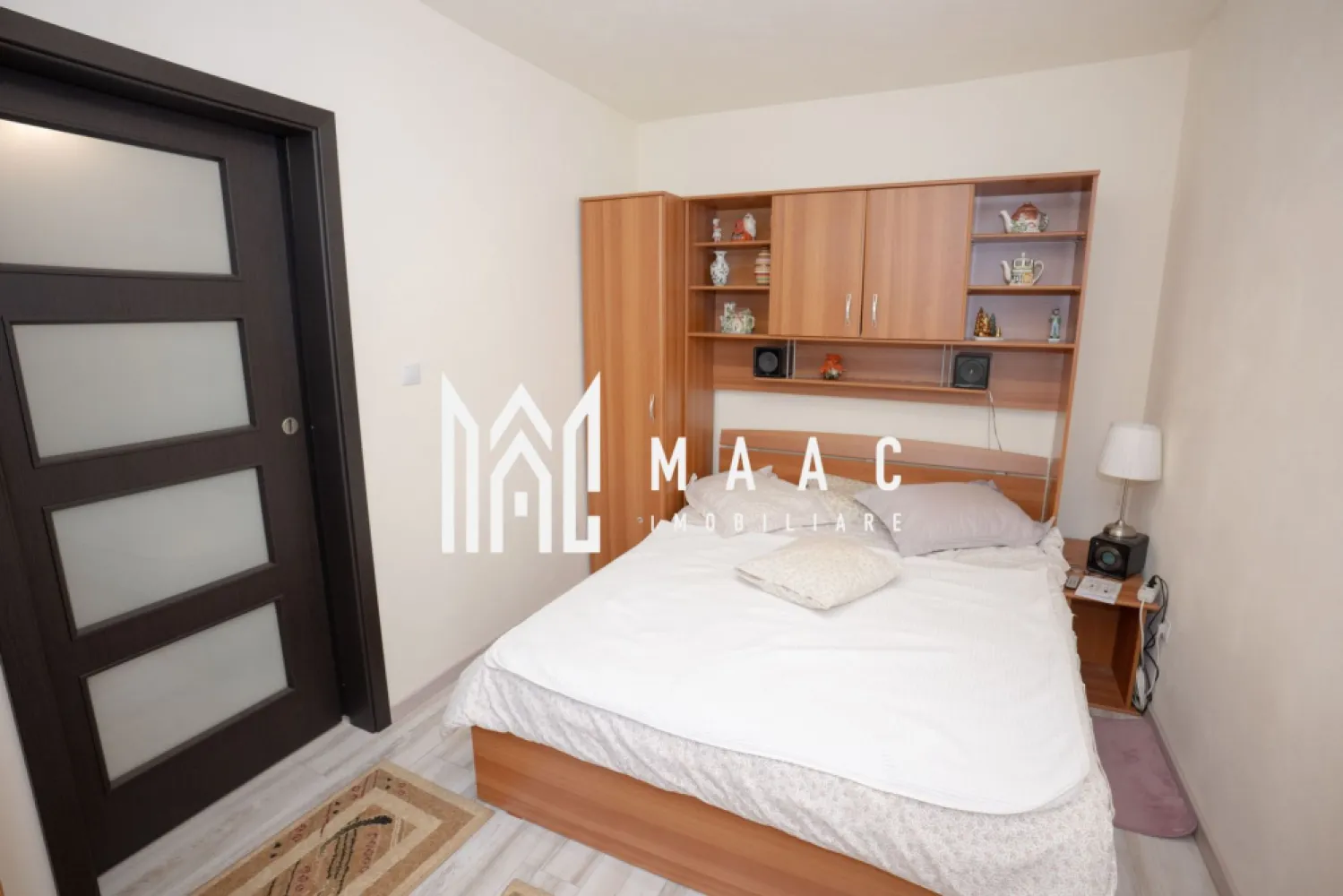 Apartament de vânzare cu două camere etaj 2 zona Gării - Apartament 2 camere, complet renovat 2022, zona Gării – Bloc MVP ID anunț: CP3015393 MAAC Imobiliare vă propune spre vânzare un apartament modern cu 2 camere, semidecomandat, situat în zona Gării din Râmnicu Vâlcea, în blocul MVP (vis-a-vis de parcul de la Gară), Scara C. Localizare excelentă – poziționat într-o zonă accesibilă, aproape de parc, mijloace de transport, magazine și alte puncte de interes. Detalii proprietate: Etaj 2 din 3 Bloc de cărămidă, reabilitat termic în perioada 2020–2021 Suprafață utilă: 45 mp Balcon: 5,33 mp (izolat) Orientare către curtea interioară – liniște și intimitate Însorit după-amiaza până la apus Renovare completă în 2022 – TOTUL NOU: ✔ Refăcut integral de la tencuială ✔ Instalație electrică nouă ✔ Instalație de încălzire nouă ✔ Centrală termică pe gaz ✔ Termopane schimbate ✔ Uși interioare noi ✔ Ușă metalică nouă la intrare ✔ Șapă nouă, parchet nou ✔ Balcon izolat Apartamentul beneficiază de mobilier de bucătărie realizat pe comandă și electrocasnice noi, nefolosite. Proprietatea este ideală atât pentru locuit, cât și pentru investiție, datorită poziției excelente și a renovării complete, fără necesitatea unor investiții suplimentare. Pentru mai multe detalii sau programarea unei vizionări, contactați MAAC Imobiliare și menționați ID CP3015393. }}