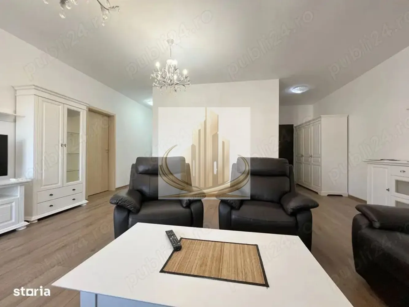 Ap 2 camere 65mp, etaj 2, Zona Kaufland, Dumbravita, Parcare Inclusa - Grand Mobilis Imobiliare vă propune spre vânzare un apartament cu 2 camere, situat la etajul 2 al unui imobil cu regim de înălțime P+3E, amplasat într-o zonă foarte bună din Dumbrăvița. Proprietatea se remarcă prin suprafața generoasă și compartimentarea eficientă, oferind un spațiu confortabil și bine organizat, ideal pentru locuit. Compartimentare: Living Bucătărie închisă Dormitor Baie Balcon Apartamentul se vinde complet mobilat și utilat, fiind pregătit pentru mutare imediată. Dotări și beneficii: Încălzire în pardoseală Centrală termică proprie pe gaz Geamuri termopan cu jaluzele electrice Electrocasnice incluse: TV, frigider, cuptor, aragaz, mașină de spălat Pompă de presiune Loc de parcare propriu Localizarea este un mare avantaj, fiind situat într-o zonă premium, cu acces rapid către numeroase facilități: Kaufland, farmacii, restaurante și cafenele, mijloace de transport în comun, precum și acces facil către Timișoara și Iulius Town. Această proprietate este ideală atât pentru o familie, cât și pentru investiție, datorită randamentului ridicat de închiriere și cererii constante din zonă. Pentru mai multe detalii sau programarea unei vizionări, echipa Grand Mobilis Imobiliare vă stă la dispoziție. ID Intern: CP3023795 }}