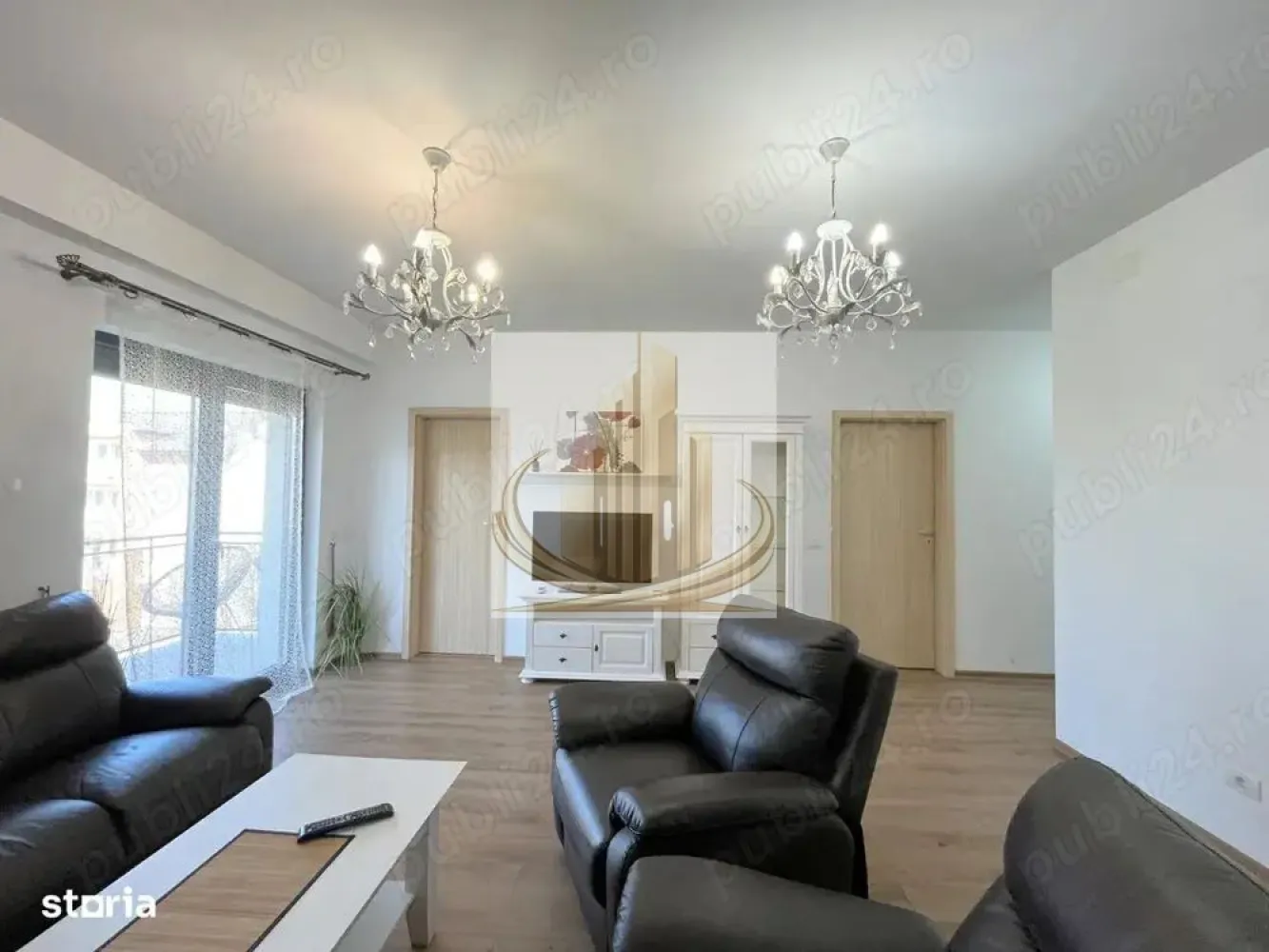 Ap 2 camere 65mp, etaj 2, Zona Kaufland, Dumbravita, Parcare Inclusa - Grand Mobilis Imobiliare vă propune spre vânzare un apartament cu 2 camere, situat la etajul 2 al unui imobil cu regim de înălțime P+3E, amplasat într-o zonă foarte bună din Dumbrăvița. Proprietatea se remarcă prin suprafața generoasă și compartimentarea eficientă, oferind un spațiu confortabil și bine organizat, ideal pentru locuit. Compartimentare: Living Bucătărie închisă Dormitor Baie Balcon Apartamentul se vinde complet mobilat și utilat, fiind pregătit pentru mutare imediată. Dotări și beneficii: Încălzire în pardoseală Centrală termică proprie pe gaz Geamuri termopan cu jaluzele electrice Electrocasnice incluse: TV, frigider, cuptor, aragaz, mașină de spălat Pompă de presiune Loc de parcare propriu Localizarea este un mare avantaj, fiind situat într-o zonă premium, cu acces rapid către numeroase facilități: Kaufland, farmacii, restaurante și cafenele, mijloace de transport în comun, precum și acces facil către Timișoara și Iulius Town. Această proprietate este ideală atât pentru o familie, cât și pentru investiție, datorită randamentului ridicat de închiriere și cererii constante din zonă. Pentru mai multe detalii sau programarea unei vizionări, echipa Grand Mobilis Imobiliare vă stă la dispoziție. ID Intern: CP3023795 }}