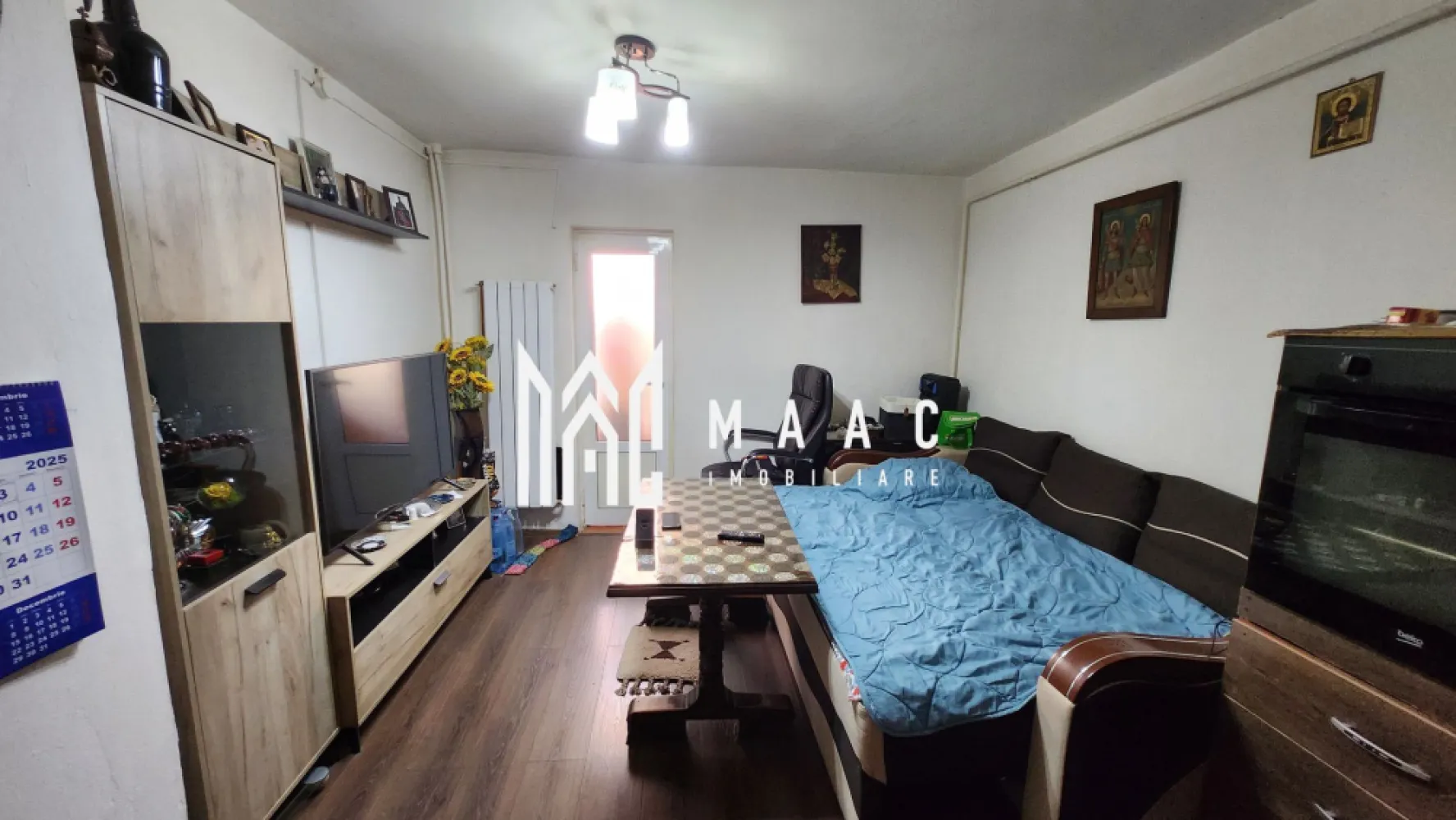 Black Friday | Apartament 3 camere Parter | Pretabil Spatiu Comercial - BLACK FRIDAY – Profită de cea mai bună perioadă din an pentru a deveni proprietar! Reducere de 6.900 euro Preț vechi: 89.900 euro Preț promoțional: 83.000 euro MAAC Imobiliare vă propune spre vânzare un apartament cu 3 camere situat la parter, în zona Ostroveni – Râmnicu Vâlcea, pretabil și pentru spațiu comercial. Proprietatea are o suprafață totală de 63 mp și se află la parterul unui bloc P+4, cu acces stradal și cadastru actualizat. Poziționarea excelentă permite transformarea acestuia într-un spațiu comercial sau birou, oferind multiple posibilități de utilizare. Avantaje: Locație centrală, cu vizibilitate și acces facil Aproape de piață, supermarketuri, școală și faleza Olănești Parter cu acces stradal – pretabil spațiu comercial Cadastru actualizat Ideal ca locuință personală sau investiție cu randament excelent O alegere perfectă pentru tineri aflați la început de drum sau pentru investitori care caută o proprietate sigură, într-o zonă cu potențial ridicat. Pentru informații și vizionări, contactați echipa MAAC Imobiliare Râmnicu Vâlcea, specificând ID: CP2777639 0722 622 403 Pentru că meriți MAACsim. }}