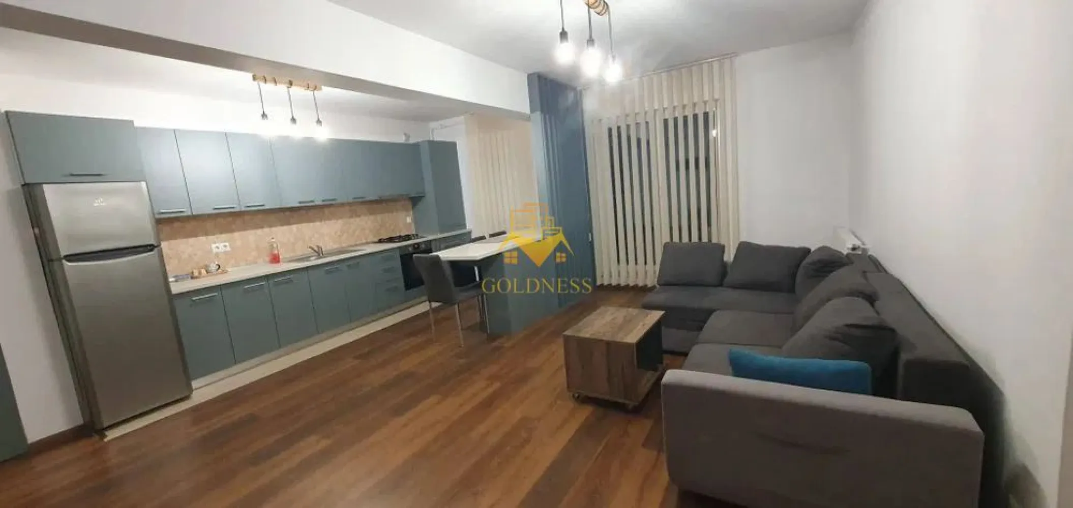 2 camere open space, Storia Cucina, Parcare, Zona Eroilor, Floresti - GOLDNESS Imobiliare vă propune spre închiriere un apartament cu 2 camere complet mobilat și utilat, la etajul 2 într-un imobil de 4 etaje, în Floresti. Dispune de un loc de parcare! Se află în apropierea stațiilor de transport în comun, magazine, restaurante, spații verzi, farmacii, etc. Apartamentul este compartimentat astfel: - dormitor cu pat matrimonial, dressing, noptiere - living cu bucatarie open space complet utilată și mobilată, canapea extensibilă, loc de servit masa - baie cu cada, calorifer port prosop și dulap pentru depozitare. - terasa de 7 mp Imobilul este dotat cu toate cele necesare- centrală proprie, frigider, aragaz, hotă, mașină de spălat haine, etc. Dacă sunteți interesați de acest apartament și doriți să îl vizionați, dar și pentru alte oferte nu ezitați să ne contactați telefonic sau prin e-mail. Vă stăm la dispoziție! Pentru intermediere se percepe un comision de 50% din prețul chiriei! }}