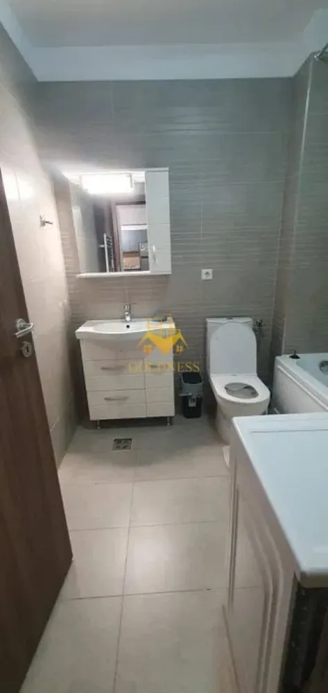 2 camere open space, Storia Cucina, Parcare, Zona Eroilor, Floresti - GOLDNESS Imobiliare vă propune spre închiriere un apartament cu 2 camere complet mobilat și utilat, la etajul 2 într-un imobil de 4 etaje, în Floresti. Dispune de un loc de parcare! Se află în apropierea stațiilor de transport în comun, magazine, restaurante, spații verzi, farmacii, etc. Apartamentul este compartimentat astfel: - dormitor cu pat matrimonial, dressing, noptiere - living cu bucatarie open space complet utilată și mobilată, canapea extensibilă, loc de servit masa - baie cu cada, calorifer port prosop și dulap pentru depozitare. - terasa de 7 mp Imobilul este dotat cu toate cele necesare- centrală proprie, frigider, aragaz, hotă, mașină de spălat haine, etc. Dacă sunteți interesați de acest apartament și doriți să îl vizionați, dar și pentru alte oferte nu ezitați să ne contactați telefonic sau prin e-mail. Vă stăm la dispoziție! Pentru intermediere se percepe un comision de 50% din prețul chiriei! }}