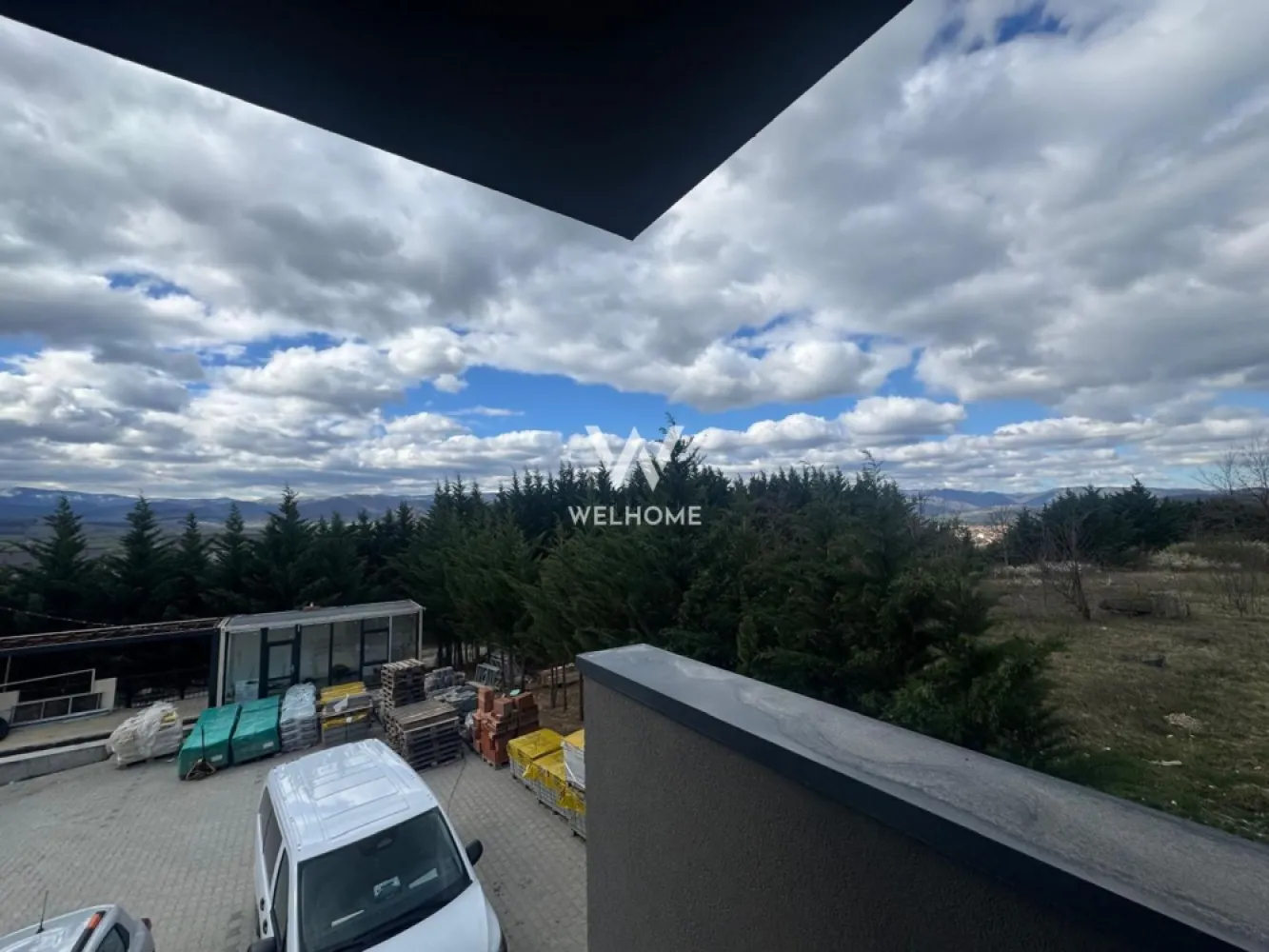 Apartament 3 camere la vila, Sibiu, Cristian - COMISION ZERO Situat într-un ansamblu rezidențial nou, la doar câteva minute de Sibiu, într-o zonă în plină dezvoltare, cu acces facil către oraș și natură deopotrivă. Suprafață utilă: 61 m² Compartimentare: Hol, living+bucatarie, doua bai si doua dormitoare. Iesire pe balcon atat din living cat si din unul dintre dormitoare. Încălzire eficientă cu pompă de căldură – ideală pentru un consum redus Daca se doreste se poate preda si LA CHEIE, cu finisaje moderne: gresie, parchet, faianță, uși interioare Preț: LA ALB : 90000 euro + TVA LA CHEIE: 100000 euro +TVA Termen de predare apartamente: MAI 2026 Tot ce trebuie să faci este să te imaginezi în noul tău apartament – iar de restul ne ocupăm noi. Detalii si vizionari: 0752.088.381 Roxana }}