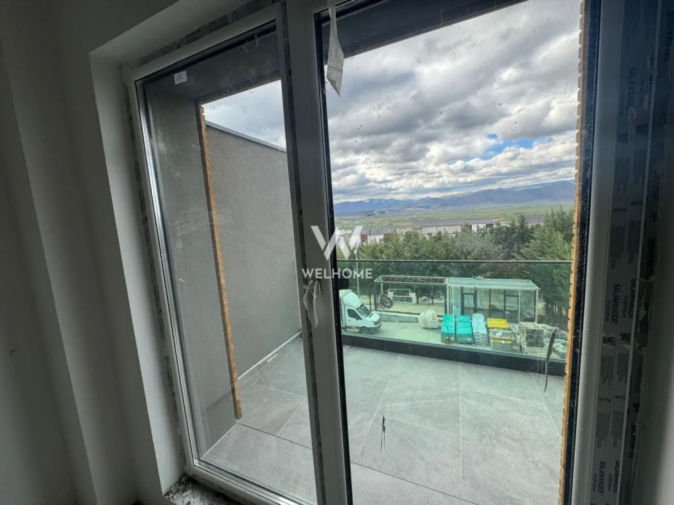 Apartament 3 camere la vila, Sibiu, Cristian - COMISION ZERO Situat într-un ansamblu rezidențial nou, la doar câteva minute de Sibiu, într-o zonă în plină dezvoltare, cu acces facil către oraș și natură deopotrivă. Suprafață utilă: 61 m² Compartimentare: Hol, living+bucatarie, doua bai si doua dormitoare. Iesire pe balcon atat din living cat si din unul dintre dormitoare. Încălzire eficientă cu pompă de căldură – ideală pentru un consum redus Daca se doreste se poate preda si LA CHEIE, cu finisaje moderne: gresie, parchet, faianță, uși interioare Preț: LA ALB : 90000 euro + TVA LA CHEIE: 100000 euro +TVA Termen de predare apartamente: MAI 2026 Tot ce trebuie să faci este să te imaginezi în noul tău apartament – iar de restul ne ocupăm noi. Detalii si vizionari: 0752.088.381 Roxana }}