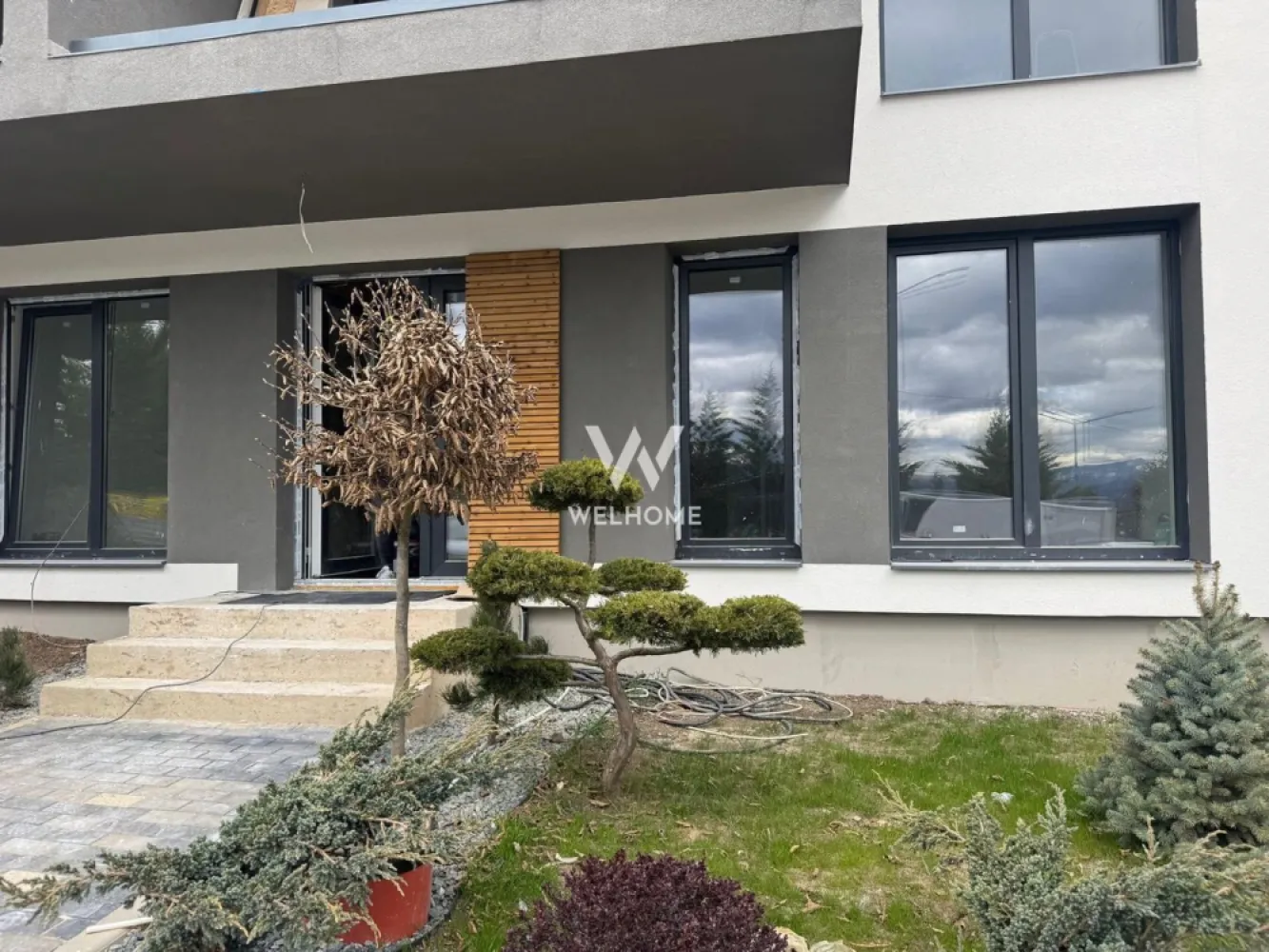 Apartament 3 camere la vila, Sibiu, Cristian - COMISION ZERO Situat într-un ansamblu rezidențial nou, la doar câteva minute de Sibiu, într-o zonă în plină dezvoltare, cu acces facil către oraș și natură deopotrivă. Suprafață utilă: 61 m² Compartimentare: Hol, living+bucatarie, doua bai si doua dormitoare. Iesire pe balcon atat din living cat si din unul dintre dormitoare. Încălzire eficientă cu pompă de căldură – ideală pentru un consum redus Daca se doreste se poate preda si LA CHEIE, cu finisaje moderne: gresie, parchet, faianță, uși interioare Preț: LA ALB : 90000 euro + TVA LA CHEIE: 100000 euro +TVA Termen de predare apartamente: MAI 2026 Tot ce trebuie să faci este să te imaginezi în noul tău apartament – iar de restul ne ocupăm noi. Detalii si vizionari: 0752.088.381 Roxana }}