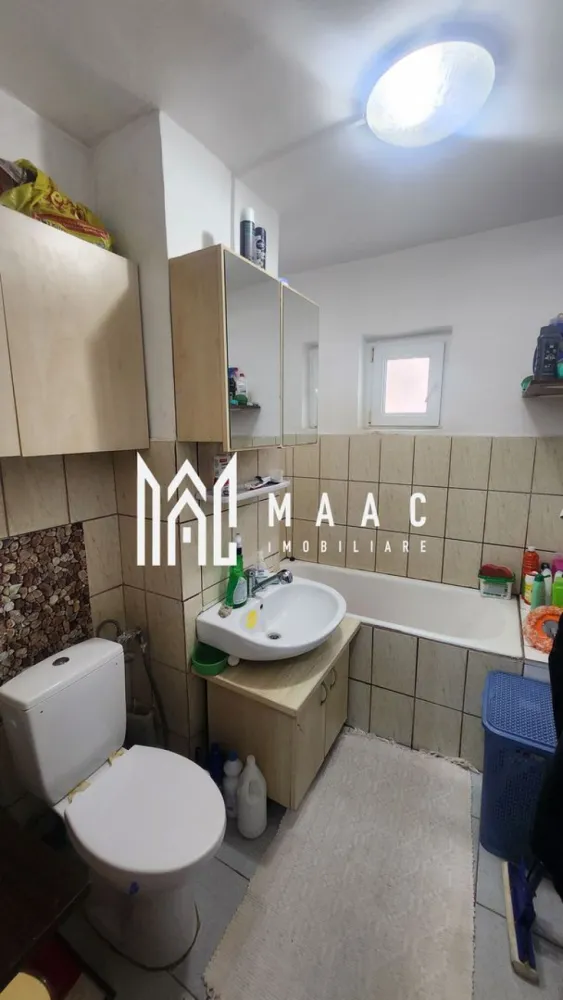 Black Friday | Apartament 3 camere Parter | Pretabil Spatiu Comercial - BLACK FRIDAY – Profită de cea mai bună perioadă din an pentru a deveni proprietar! Reducere de 6.900 euro Preț vechi: 89.900 euro Preț promoțional: 83.000 euro MAAC Imobiliare vă propune spre vânzare un apartament cu 3 camere situat la parter, în zona Ostroveni – Râmnicu Vâlcea, pretabil și pentru spațiu comercial. Proprietatea are o suprafață totală de 63 mp și se află la parterul unui bloc P+4, cu acces stradal și cadastru actualizat. Poziționarea excelentă permite transformarea acestuia într-un spațiu comercial sau birou, oferind multiple posibilități de utilizare. Avantaje: Locație centrală, cu vizibilitate și acces facil Aproape de piață, supermarketuri, școală și faleza Olănești Parter cu acces stradal – pretabil spațiu comercial Cadastru actualizat Ideal ca locuință personală sau investiție cu randament excelent O alegere perfectă pentru tineri aflați la început de drum sau pentru investitori care caută o proprietate sigură, într-o zonă cu potențial ridicat. Pentru informații și vizionări, contactați echipa MAAC Imobiliare Râmnicu Vâlcea, specificând ID: CP2777639 0722 622 403 Pentru că meriți MAACsim. }}