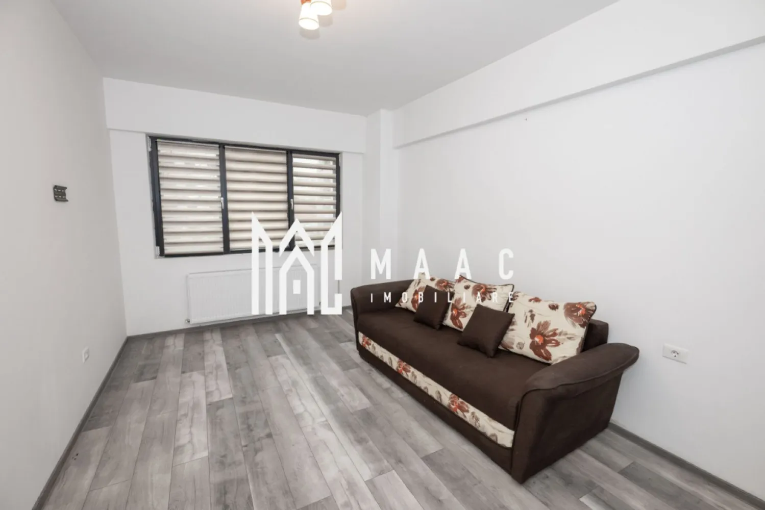 APARTAMENT 2 CAMERE MOBILAT| DEM RADULESCU| ETAJ 1| LOC PARCARE INCLUS - MAAC Imobiliare vă propune spre vânzare un apartament modern, situat în zona Dem Rădulescu, Râmnicu Vâlcea Vă prezentăm un apartament confortabil și bine compartimentat, amplasat la etajul 1 al unui imobil situat într-una dintre cele mai căutate zone din Râmnicu Vâlcea – bulevardul Dem Rădulescu. Locuința beneficiază de orientare estică, oferind lumină naturală pe tot parcursul dimineții și o priveliște plăcută către bulevard. Compartimentare: Living spațios Dormitor Bucătărie închisă Baie Hol Balcon generos Apartamentul se vinde complet mobilat și utilat, exact ca în fotografii, fiind pregătit pentru mutare imediată. Dotări și beneficii: Centrală termică proprie cu încălzire prin calorifere Loc de parcare inclus Etaj 1 – acces facil Zonă modernă, cu acces rapid la facilități Preț: 105.000 euro Pentru mai multe detalii și programarea unei vizionări, vă rugăm să contactați MAAC Imobiliare. }}