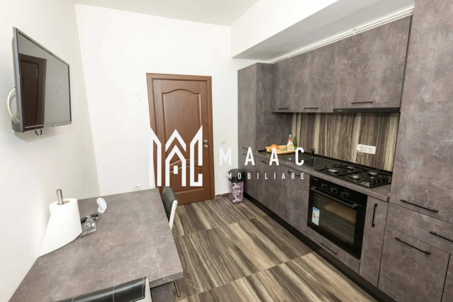 APARTAMENT 2 CAMERE MOBILAT| DEM RADULESCU| ETAJ 1| LOC PARCARE INCLUS - MAAC Imobiliare vă propune spre vânzare un apartament modern, situat în zona Dem Rădulescu, Râmnicu Vâlcea Vă prezentăm un apartament confortabil și bine compartimentat, amplasat la etajul 1 al unui imobil situat într-una dintre cele mai căutate zone din Râmnicu Vâlcea – bulevardul Dem Rădulescu. Locuința beneficiază de orientare estică, oferind lumină naturală pe tot parcursul dimineții și o priveliște plăcută către bulevard. Compartimentare: Living spațios Dormitor Bucătărie închisă Baie Hol Balcon generos Apartamentul se vinde complet mobilat și utilat, exact ca în fotografii, fiind pregătit pentru mutare imediată. Dotări și beneficii: Centrală termică proprie cu încălzire prin calorifere Loc de parcare inclus Etaj 1 – acces facil Zonă modernă, cu acces rapid la facilități Preț: 105.000 euro Pentru mai multe detalii și programarea unei vizionări, vă rugăm să contactați MAAC Imobiliare. }}