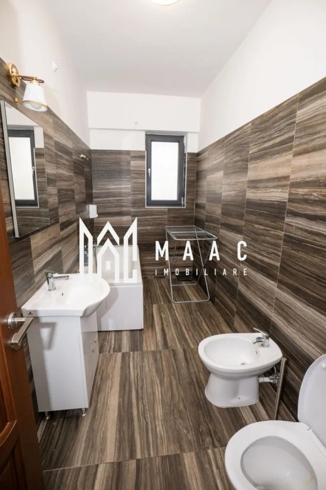 APARTAMENT 2 CAMERE MOBILAT| DEM RADULESCU| ETAJ 1| LOC PARCARE INCLUS - MAAC Imobiliare vă propune spre vânzare un apartament modern, situat în zona Dem Rădulescu, Râmnicu Vâlcea Vă prezentăm un apartament confortabil și bine compartimentat, amplasat la etajul 1 al unui imobil situat într-una dintre cele mai căutate zone din Râmnicu Vâlcea – bulevardul Dem Rădulescu. Locuința beneficiază de orientare estică, oferind lumină naturală pe tot parcursul dimineții și o priveliște plăcută către bulevard. Compartimentare: Living spațios Dormitor Bucătărie închisă Baie Hol Balcon generos Apartamentul se vinde complet mobilat și utilat, exact ca în fotografii, fiind pregătit pentru mutare imediată. Dotări și beneficii: Centrală termică proprie cu încălzire prin calorifere Loc de parcare inclus Etaj 1 – acces facil Zonă modernă, cu acces rapid la facilități Preț: 105.000 euro Pentru mai multe detalii și programarea unei vizionări, vă rugăm să contactați MAAC Imobiliare. }}