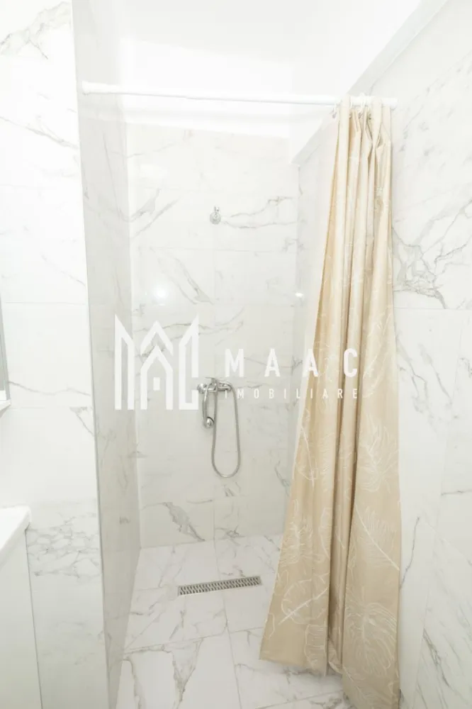 GARSONIERA MOBILATA| PARTER| BLOC 2025| PARCARE INCLUSA - MAAC Imobiliare vă propune spre vânzare o garsonieră modernă, situată pe strada Ostroveni, Râmnicu Vâlcea Vă prezentăm o garsonieră cochetă, amplasată la parterul unui bloc nou cu 3 etaje, ideală atât pentru locuit, cât și pentru investiție. Locuința are o suprafață totală de 37 mp, fiind eficient compartimentată astfel: Living: 14,6 mp Bucătărie: 10,7 mp Hol: 3,6 mp Baie: 4 mp Balcon: 4 mp Garsoniera se vinde complet mobilată și utilată, fiind pregătită pentru mutare imediată. Dotări și beneficii: Centrală termică proprie Încălzire prin calorifere Loc de parcare subteran inclus Bloc nou, construcție modernă Acces facil către puncte de interes din zonă Pentru mai multe detalii și programarea unei vizionări, vă rugăm să contactați MAAC Imobiliare. }}