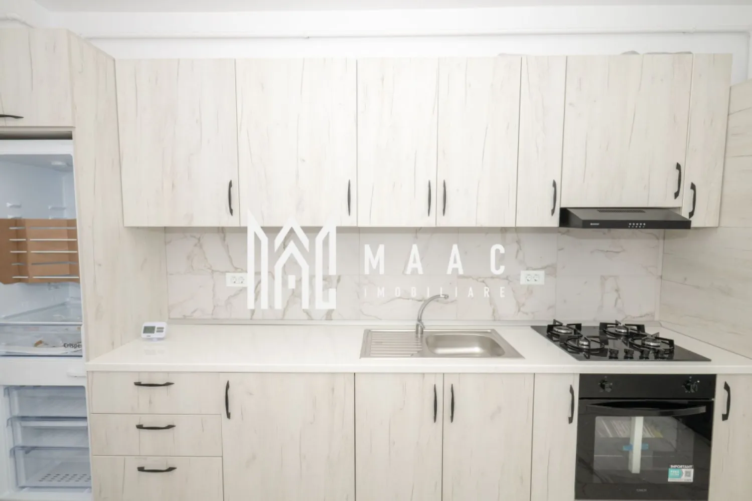 GARSONIERA MOBILATA| PARTER| BLOC 2025| PARCARE INCLUSA - MAAC Imobiliare vă propune spre vânzare o garsonieră modernă, situată pe strada Ostroveni, Râmnicu Vâlcea Vă prezentăm o garsonieră cochetă, amplasată la parterul unui bloc nou cu 3 etaje, ideală atât pentru locuit, cât și pentru investiție. Locuința are o suprafață totală de 37 mp, fiind eficient compartimentată astfel: Living: 14,6 mp Bucătărie: 10,7 mp Hol: 3,6 mp Baie: 4 mp Balcon: 4 mp Garsoniera se vinde complet mobilată și utilată, fiind pregătită pentru mutare imediată. Dotări și beneficii: Centrală termică proprie Încălzire prin calorifere Loc de parcare subteran inclus Bloc nou, construcție modernă Acces facil către puncte de interes din zonă Pentru mai multe detalii și programarea unei vizionări, vă rugăm să contactați MAAC Imobiliare. }}