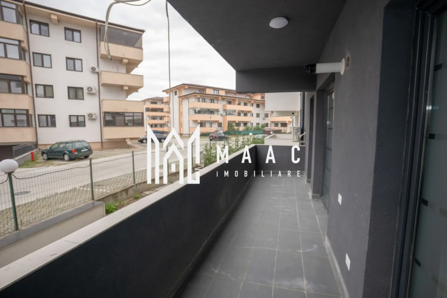APARTAMENT 2 CAMERE MOBILAT| PARCARE INCLUSA| BLOC 2025 - MAAC Imobiliare vă propune spre vânzare un apartament modern cu 2 camere, situat pe strada Ostroveni, Râmnicu Vâlcea Vă prezentăm un apartament situat la parterul unui bloc nou, construit în 2025, cu regim de înălțime P+3, ideal pentru locuit sau investiție. Locuința are o suprafață totală de 61 mp și este eficient compartimentată astfel: Living: 14,7 mp Dormitor: 11,8 mp Bucătărie: 16,7 mp Baie: 5,2 mp Balcon generos: 12,4 mp Apartamentul se vinde complet mobilat, fiind pregătit pentru mutare imediată, și include un loc de parcare. Dotări și beneficii: Centrală termică proprie Încălzire în pardoseală Aer condiționat montat Orientare sudică – lumină naturală pe tot parcursul zilei Bloc nou, construcție modernă Preț: 98.000 euro Pentru mai multe detalii și programarea unei vizionări, vă rugăm să contactați MAAC Imobiliare. }}