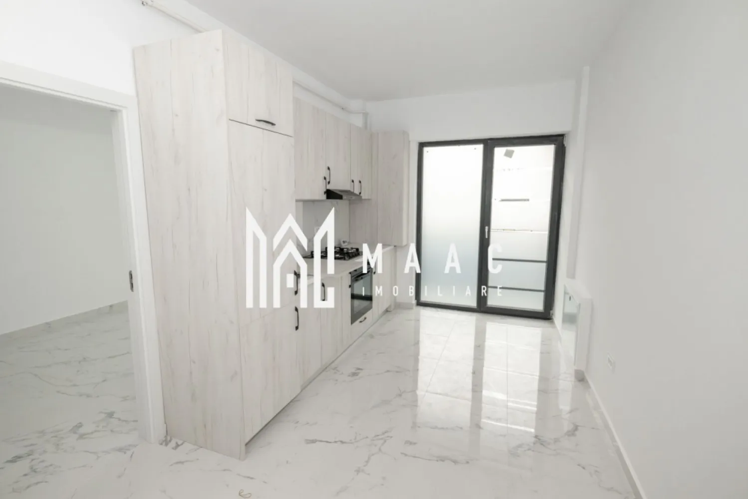 APARTAMENT 2 CAMERE MOBILAT| PARCARE INCLUSA| BLOC 2025 - MAAC Imobiliare vă propune spre vânzare un apartament modern cu 2 camere, situat pe strada Ostroveni, Râmnicu Vâlcea Vă prezentăm un apartament situat la parterul unui bloc nou, construit în 2025, cu regim de înălțime P+3, ideal pentru locuit sau investiție. Locuința are o suprafață totală de 61 mp și este eficient compartimentată astfel: Living: 14,7 mp Dormitor: 11,8 mp Bucătărie: 16,7 mp Baie: 5,2 mp Balcon generos: 12,4 mp Apartamentul se vinde complet mobilat, fiind pregătit pentru mutare imediată, și include un loc de parcare. Dotări și beneficii: Centrală termică proprie Încălzire în pardoseală Aer condiționat montat Orientare sudică – lumină naturală pe tot parcursul zilei Bloc nou, construcție modernă Preț: 98.000 euro Pentru mai multe detalii și programarea unei vizionări, vă rugăm să contactați MAAC Imobiliare. }}