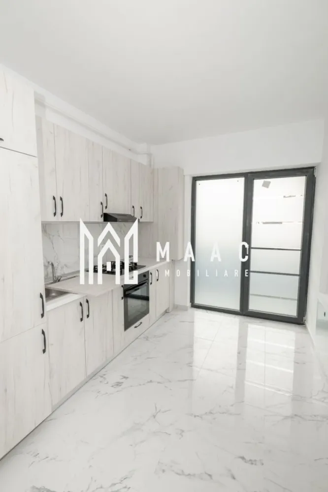 APARTAMENT 2 CAMERE MOBILAT| PARCARE INCLUSA| BLOC 2025 - MAAC Imobiliare vă propune spre vânzare un apartament modern cu 2 camere, situat pe strada Ostroveni, Râmnicu Vâlcea Vă prezentăm un apartament situat la parterul unui bloc nou, construit în 2025, cu regim de înălțime P+3, ideal pentru locuit sau investiție. Locuința are o suprafață totală de 61 mp și este eficient compartimentată astfel: Living: 14,7 mp Dormitor: 11,8 mp Bucătărie: 16,7 mp Baie: 5,2 mp Balcon generos: 12,4 mp Apartamentul se vinde complet mobilat, fiind pregătit pentru mutare imediată, și include un loc de parcare. Dotări și beneficii: Centrală termică proprie Încălzire în pardoseală Aer condiționat montat Orientare sudică – lumină naturală pe tot parcursul zilei Bloc nou, construcție modernă Preț: 98.000 euro Pentru mai multe detalii și programarea unei vizionări, vă rugăm să contactați MAAC Imobiliare. }}