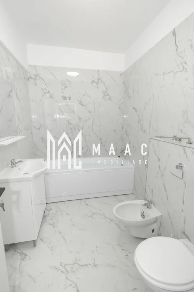 APARTAMENT 2 CAMERE MOBILAT| PARCARE INCLUSA| BLOC 2025 - MAAC Imobiliare vă propune spre vânzare un apartament modern cu 2 camere, situat pe strada Ostroveni, Râmnicu Vâlcea Vă prezentăm un apartament situat la parterul unui bloc nou, construit în 2025, cu regim de înălțime P+3, ideal pentru locuit sau investiție. Locuința are o suprafață totală de 61 mp și este eficient compartimentată astfel: Living: 14,7 mp Dormitor: 11,8 mp Bucătărie: 16,7 mp Baie: 5,2 mp Balcon generos: 12,4 mp Apartamentul se vinde complet mobilat, fiind pregătit pentru mutare imediată, și include un loc de parcare. Dotări și beneficii: Centrală termică proprie Încălzire în pardoseală Aer condiționat montat Orientare sudică – lumină naturală pe tot parcursul zilei Bloc nou, construcție modernă Preț: 98.000 euro Pentru mai multe detalii și programarea unei vizionări, vă rugăm să contactați MAAC Imobiliare. }}