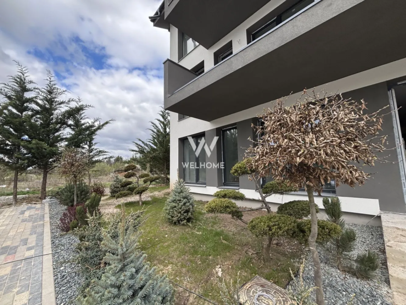 OFERTA! Apartament 3 camere, priveliste deosebita-Zona de VEST, Sibiu - Oferta LIMITATA luna Aprilie - 2 locuri de parcare incluse in pret Apartament 3 camere LA VILA, 2 bai cu terasa generoasa - Cristian Situat într-un proiect rezidențial nou din zona de vest a Sibiului, ideal pentru familii sau pentru cei care își doresc mai mult spațiu și confort, într-un cadru liniștit, aproape de natură. Suprafață utilă: 61.4 mp + terasa 7 mp Compartimentat astfel: Hol acces, Living luminos cu bucătărie open-space 24 mp Dormitor matrimonial spațios 13,6 mp Dormitor secundar 12 mp Două băi, dintre care una cu geam de aerisire Terasă generoasă 7mp. Orientarea sudică asigură lumină naturală pe tot parcursul zilei, iar priveliștea deschisă către munți oferă un ambient relaxant și plin de liniște. Vila intimă cu regim de inălțime P+2+M, cu doar 2 apartamente pe etaj. Sistemul de încălzire prin pompă de căldură contribuie la un consum redus de energie și costuri mici de întreținere, fiind o soluție modernă și sustenabilă. Apartamentul se predă la stadiul de alb, oferind totodată posibilitatea de a fi achiziționat complet finisat, la cheie, la prețul de 99.900 + TVA. 2 locuri de parcare incluse in pret, oferta limitata! Pret: 89.900 Euro + TVA Telefon: 0747.639.802 }}