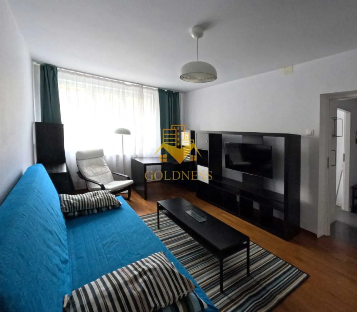 2 camere, UltraCentral, Cetățuia, Parcul Central, Bld. 1 Dec. - GOLDNESS Imobiliare vă propune spre închiriere un apartament cu 2 camere complet mobilat și utilat, la etajul 1 într-un imobil de 4 etaje, UltraCentral. Posibilitate de parcare la liber în zona. Se află în apropierea stațiilor de transport în comun, magazine, restaurante, spații verzi, farmacii, etc. Apartamentul este compartimentat astfel: - dormitor cu pat matrimonial, dressing, noptiere - living cu canapea extensibilă, dressing, comoda tv, birou - bucătărie complet utilată și mobilată, loc de servit masa - baie cu cada, calorifer port prosop și dulap pentru depozitare. - balcon 4 mp. Imobilul este dotat cu toate cele necesare- centrală proprie, frigider, aragaz, hotă, mașină de spălat haine, etc. Dacă sunteți interesați de acest apartament și doriți să îl vizionați, dar și pentru alte oferte nu ezitați să ne contactați telefonic sau prin e-mail. Vă stăm la dispoziție! Pentru intermediere se percepe un comision de 50% din prețul chiriei! }}