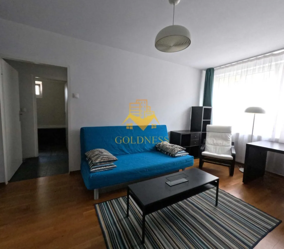 2 camere, UltraCentral, Cetățuia, Parcul Central, Bld. 1 Dec. - GOLDNESS Imobiliare vă propune spre închiriere un apartament cu 2 camere complet mobilat și utilat, la etajul 1 într-un imobil de 4 etaje, UltraCentral. Posibilitate de parcare la liber în zona. Se află în apropierea stațiilor de transport în comun, magazine, restaurante, spații verzi, farmacii, etc. Apartamentul este compartimentat astfel: - dormitor cu pat matrimonial, dressing, noptiere - living cu canapea extensibilă, dressing, comoda tv, birou - bucătărie complet utilată și mobilată, loc de servit masa - baie cu cada, calorifer port prosop și dulap pentru depozitare. - balcon 4 mp. Imobilul este dotat cu toate cele necesare- centrală proprie, frigider, aragaz, hotă, mașină de spălat haine, etc. Dacă sunteți interesați de acest apartament și doriți să îl vizionați, dar și pentru alte oferte nu ezitați să ne contactați telefonic sau prin e-mail. Vă stăm la dispoziție! Pentru intermediere se percepe un comision de 50% din prețul chiriei! }}