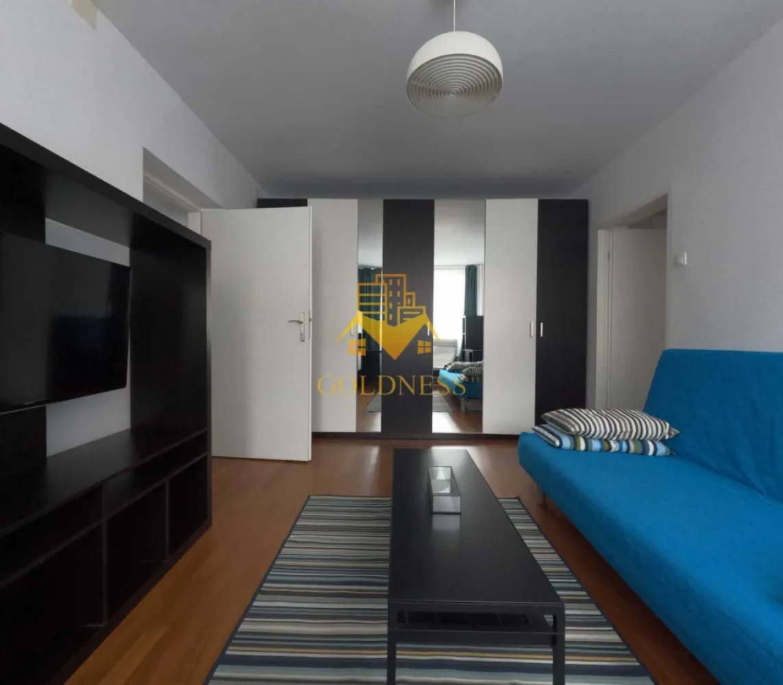 2 camere, UltraCentral, Cetățuia, Parcul Central, Bld. 1 Dec. - GOLDNESS Imobiliare vă propune spre închiriere un apartament cu 2 camere complet mobilat și utilat, la etajul 1 într-un imobil de 4 etaje, UltraCentral. Posibilitate de parcare la liber în zona. Se află în apropierea stațiilor de transport în comun, magazine, restaurante, spații verzi, farmacii, etc. Apartamentul este compartimentat astfel: - dormitor cu pat matrimonial, dressing, noptiere - living cu canapea extensibilă, dressing, comoda tv, birou - bucătărie complet utilată și mobilată, loc de servit masa - baie cu cada, calorifer port prosop și dulap pentru depozitare. - balcon 4 mp. Imobilul este dotat cu toate cele necesare- centrală proprie, frigider, aragaz, hotă, mașină de spălat haine, etc. Dacă sunteți interesați de acest apartament și doriți să îl vizionați, dar și pentru alte oferte nu ezitați să ne contactați telefonic sau prin e-mail. Vă stăm la dispoziție! Pentru intermediere se percepe un comision de 50% din prețul chiriei! }}