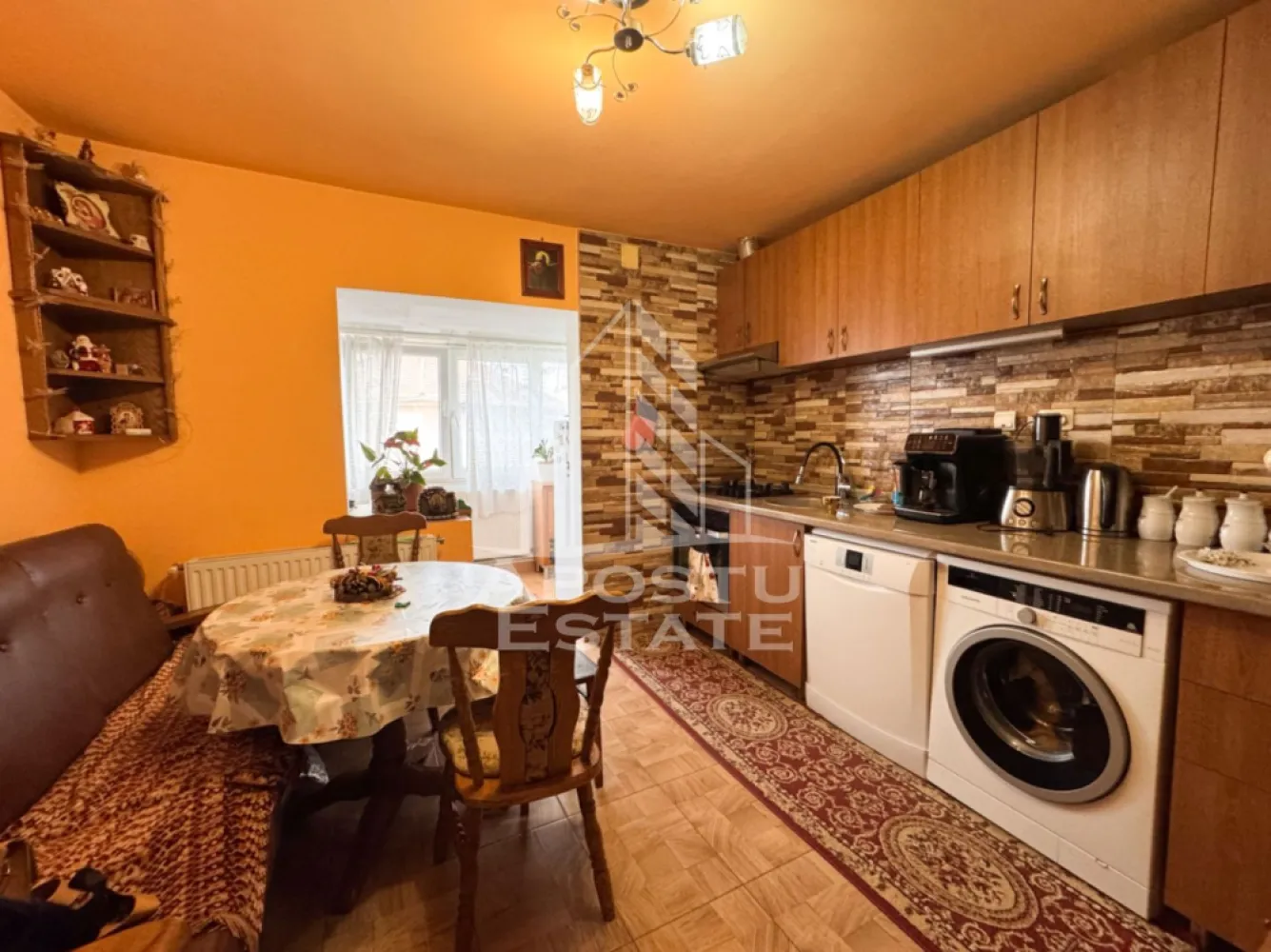 Apartament cu 2 camere decomandate, aflat in zona Freidorf, Timisoara - Agentie imobiliara, APOSTU ESTATE va ofera spre vanzare un apartament cu 2 camere decomandate, situat la etajul 4 al unui imobil cu 4 etaje, aflat in zona Freidorf din Timisoara.

Apartamentul are o suprafata utila de 50mp, compartimentata astfel:
- 2 camere
- 1 bucatarie spatioasa
- 1 baie cu geam
- 1 hol de acces

Confortul termic este asigurat prin intermediul centralei termice proprii.

Amplasarea imobilului este la cateva minute de mers pe jos fata de Balta Lamaita, magazine, statiile mijloacelor de transport in comun sau unitati de invatamant.

Nu ezitati sa ne contactati pentru stabilirea unei vizionari sau alte detalii suplimentare.

ID intern: CP2982971
