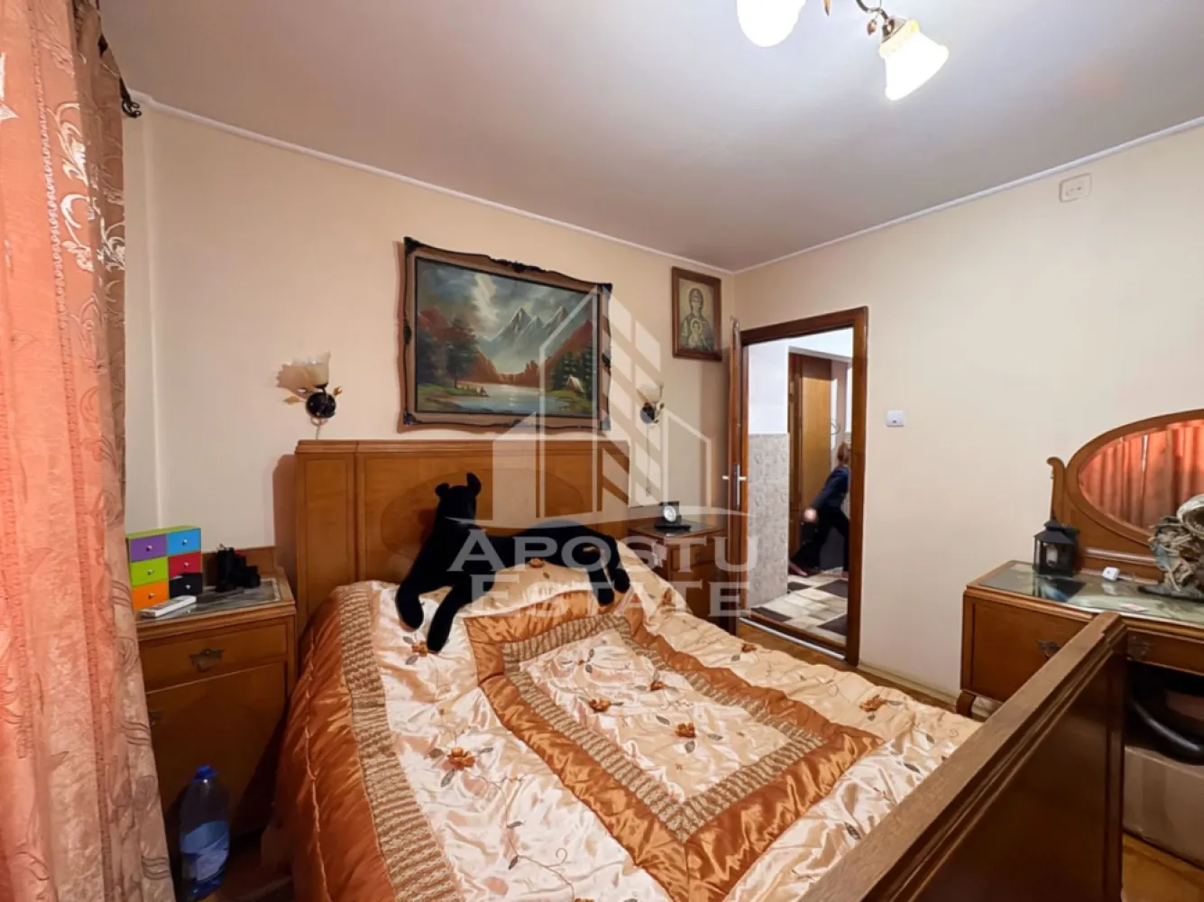 Apartament cu 2 camere decomandate, aflat in zona Freidorf, Timisoara - Agentie imobiliara, APOSTU ESTATE va ofera spre vanzare un apartament cu 2 camere decomandate, situat la etajul 4 al unui imobil cu 4 etaje, aflat in zona Freidorf din Timisoara.

Apartamentul are o suprafata utila de 50mp, compartimentata astfel:
- 2 camere
- 1 bucatarie spatioasa
- 1 baie cu geam
- 1 hol de acces

Confortul termic este asigurat prin intermediul centralei termice proprii.

Amplasarea imobilului este la cateva minute de mers pe jos fata de Balta Lamaita, magazine, statiile mijloacelor de transport in comun sau unitati de invatamant.

Nu ezitati sa ne contactati pentru stabilirea unei vizionari sau alte detalii suplimentare.

ID intern: CP2982971