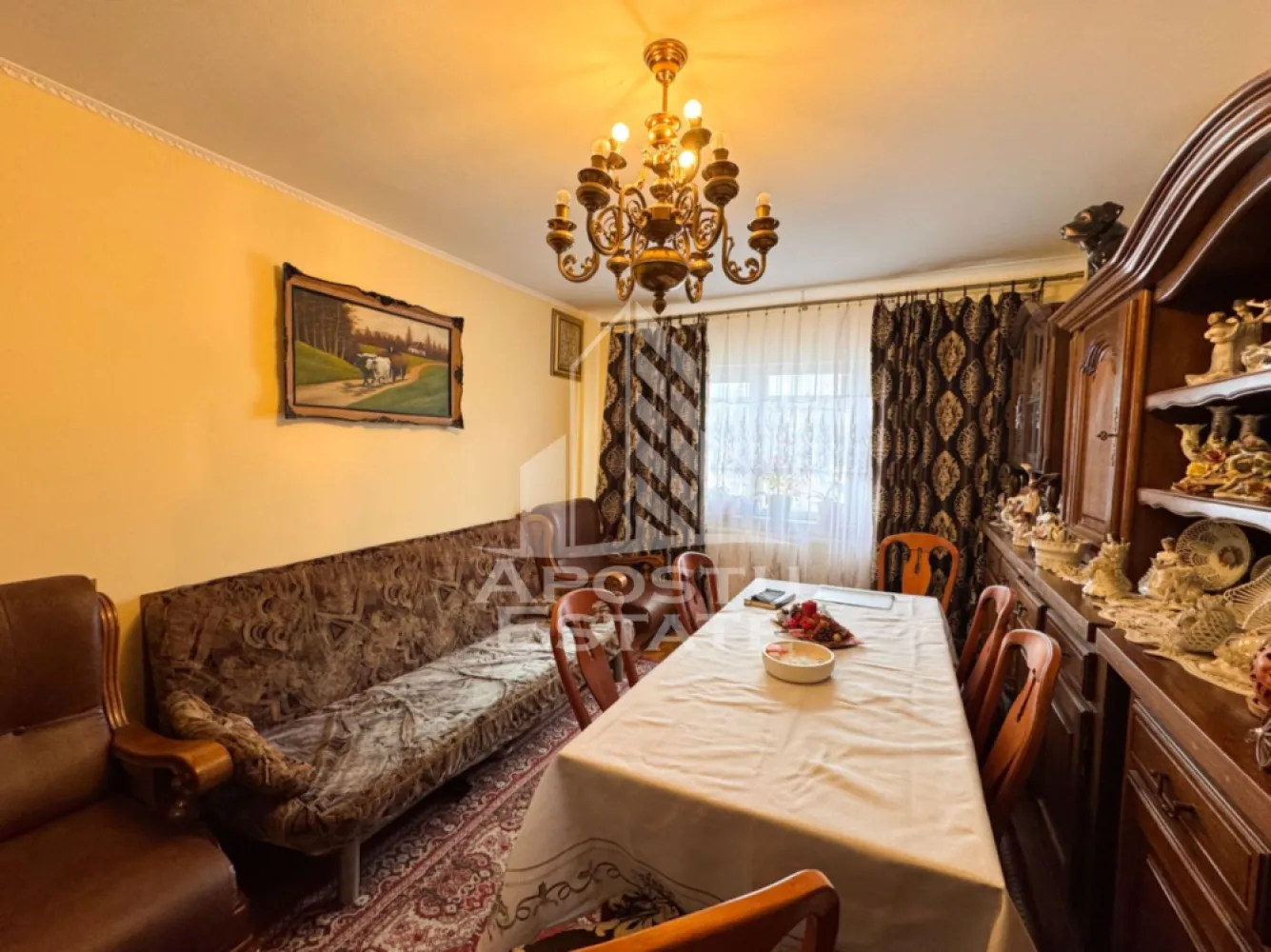 Apartament cu 2 camere decomandate, aflat in zona Freidorf, Timisoara - Agentie imobiliara, APOSTU ESTATE va ofera spre vanzare un apartament cu 2 camere decomandate, situat la etajul 4 al unui imobil cu 4 etaje, aflat in zona Freidorf din Timisoara.

Apartamentul are o suprafata utila de 50mp, compartimentata astfel:
- 2 camere
- 1 bucatarie spatioasa
- 1 baie cu geam
- 1 hol de acces

Confortul termic este asigurat prin intermediul centralei termice proprii.

Amplasarea imobilului este la cateva minute de mers pe jos fata de Balta Lamaita, magazine, statiile mijloacelor de transport in comun sau unitati de invatamant.

Nu ezitati sa ne contactati pentru stabilirea unei vizionari sau alte detalii suplimentare.

ID intern: CP2982971