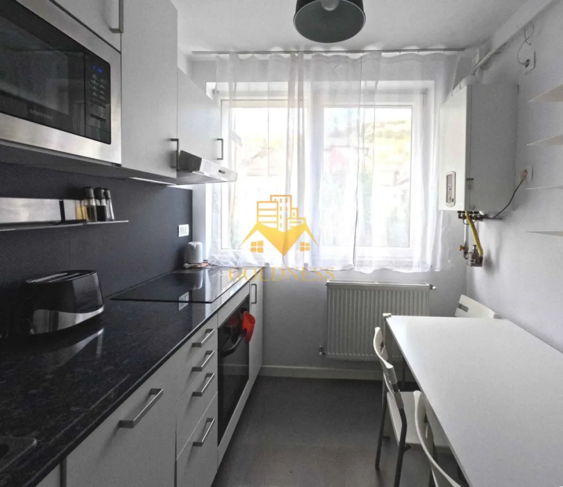 2 camere, UltraCentral, Cetățuia, Parcul Central, Bld. 1 Dec. - GOLDNESS Imobiliare vă propune spre închiriere un apartament cu 2 camere complet mobilat și utilat, la etajul 1 într-un imobil de 4 etaje, UltraCentral. Posibilitate de parcare la liber în zona. Se află în apropierea stațiilor de transport în comun, magazine, restaurante, spații verzi, farmacii, etc. Apartamentul este compartimentat astfel: - dormitor cu pat matrimonial, dressing, noptiere - living cu canapea extensibilă, dressing, comoda tv, birou - bucătărie complet utilată și mobilată, loc de servit masa - baie cu cada, calorifer port prosop și dulap pentru depozitare. - balcon 4 mp. Imobilul este dotat cu toate cele necesare- centrală proprie, frigider, aragaz, hotă, mașină de spălat haine, etc. Dacă sunteți interesați de acest apartament și doriți să îl vizionați, dar și pentru alte oferte nu ezitați să ne contactați telefonic sau prin e-mail. Vă stăm la dispoziție! Pentru intermediere se percepe un comision de 50% din prețul chiriei! }}