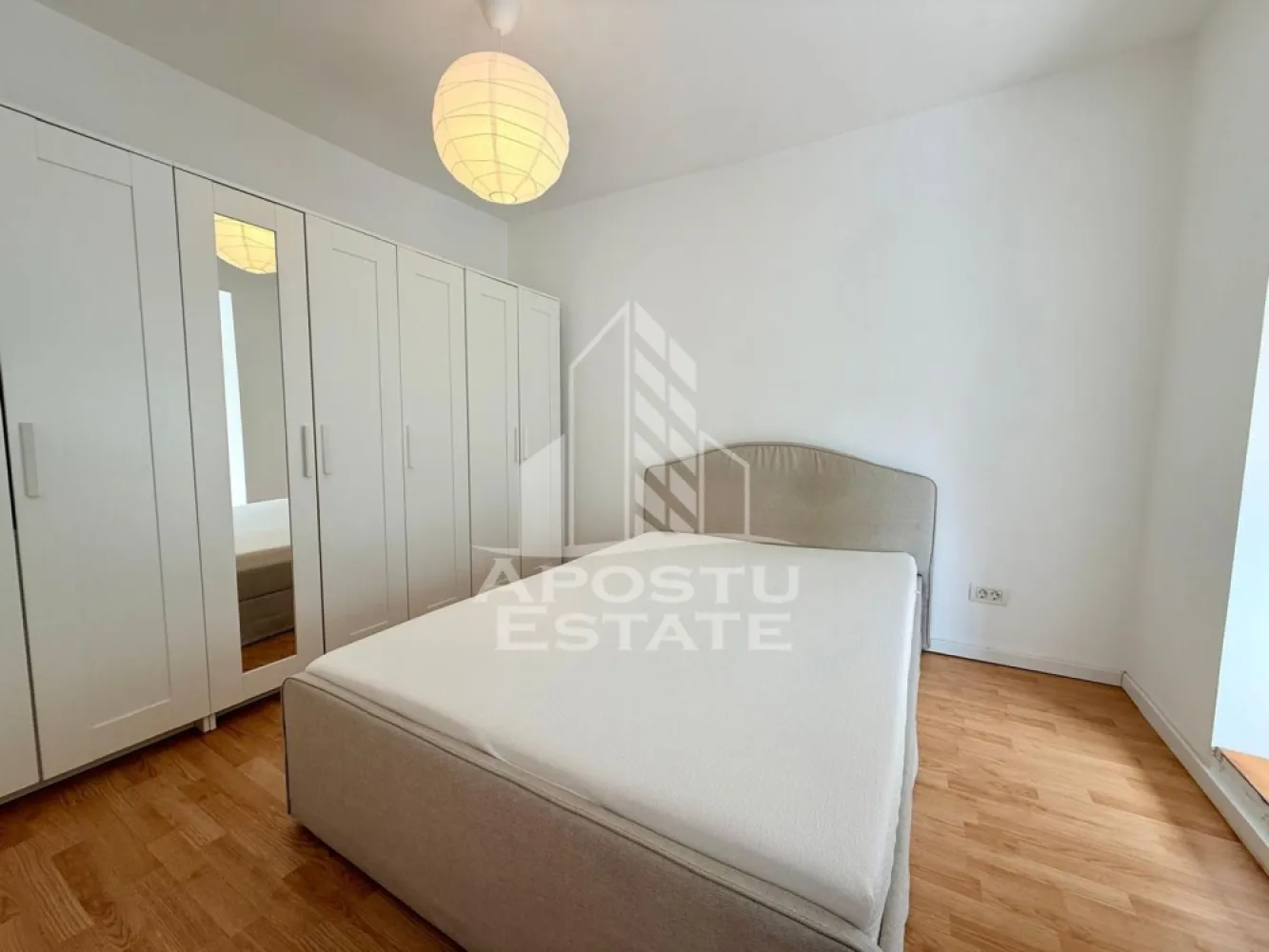 Apartament cu 2 camere de vanzare, Zona Circumvalatiunii, Timisoara - Agentia imobiliara Apostu Estate va propune spre vanzare un apartament cu 2 camere, situat la etajul 4 din 4, in zona Circumvalatiunii.
Apartamentul este intr-o stare foarte buna, ideal atat pentru uz personal cat si pentru investitie fiind aproape de punctele de interes ale orasului.

Apartamentul are o suprafata utila de 41 mp si este compartimentat astfel:
- Hol de acces
- Bucatarie separata, complet mobilata si utilata si cu balcon
- Baie cu dus si geam pentru aerisire naturala
- Living
- Dormitor

Confort termic asigurat prin termoficare la reteaua orasului. Vara racirea apartamentului se face cu ajutorul aparatului de aer conditionat.

Distante:
-Piata Dacia la 5 min de mers pe jos
-Kaufland la 4 min de mers pe jos
-Iulius Mall la 10 in de mers pe jos
-Scoli,banci,farmacii,mijloace de transport in comun
-Centrul orasului la 7 min cu masina si 16 min de mers pe jos

Agentia imobiliara Apostu Estate va ofera consultanta bancara gratuita prin intermediul colaboratorilor nostri pentru alegerea celui mai potrivit tip de credit, astfel incat tu sa devi noul proprietar al acestui apartament.
Va asteptam cu drag la o vizionare.
ID INTERN : CP2982939