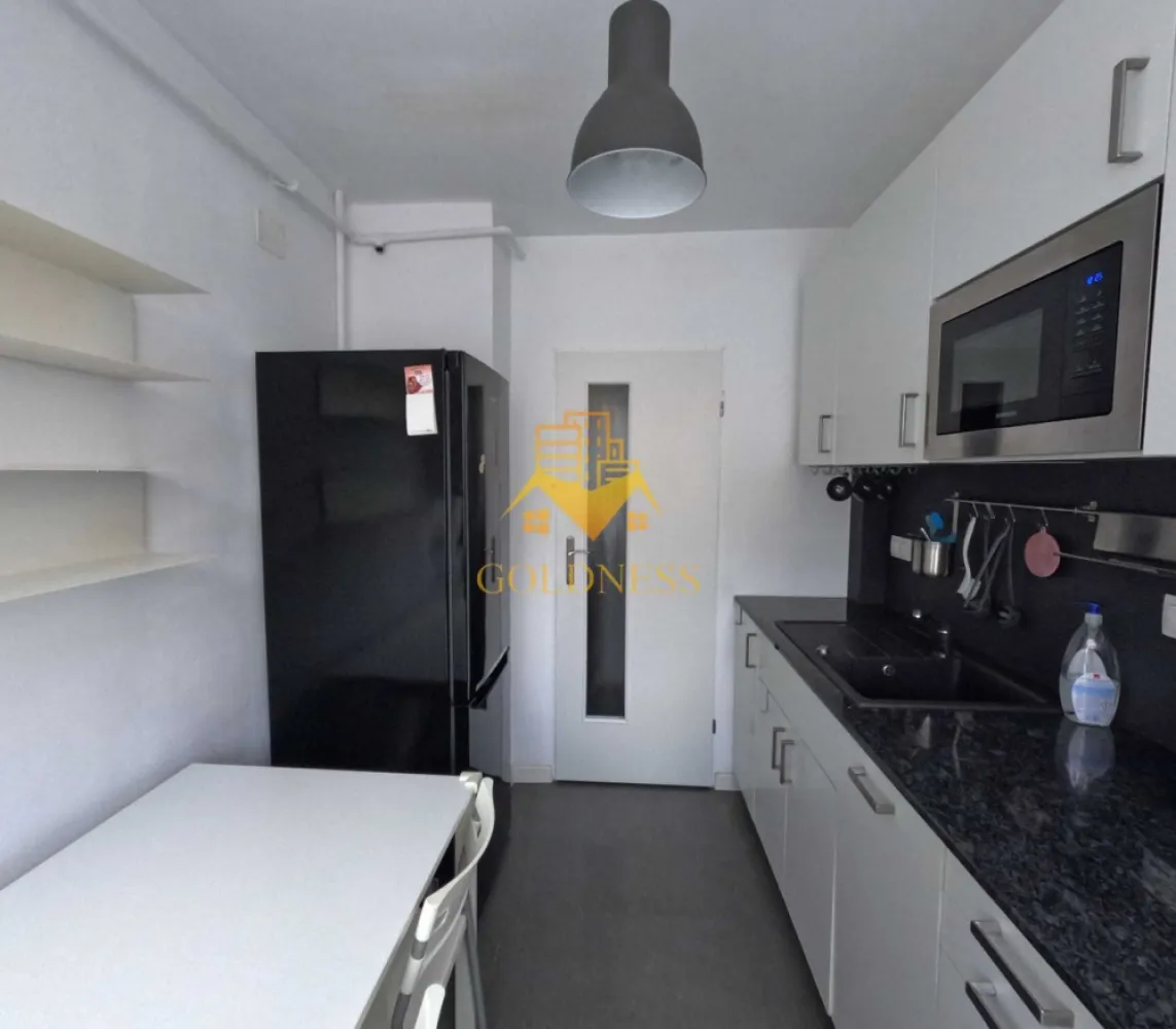 2 camere, UltraCentral, Cetățuia, Parcul Central, Bld. 1 Dec. - GOLDNESS Imobiliare vă propune spre închiriere un apartament cu 2 camere complet mobilat și utilat, la etajul 1 într-un imobil de 4 etaje, UltraCentral. Posibilitate de parcare la liber în zona. Se află în apropierea stațiilor de transport în comun, magazine, restaurante, spații verzi, farmacii, etc. Apartamentul este compartimentat astfel: - dormitor cu pat matrimonial, dressing, noptiere - living cu canapea extensibilă, dressing, comoda tv, birou - bucătărie complet utilată și mobilată, loc de servit masa - baie cu cada, calorifer port prosop și dulap pentru depozitare. - balcon 4 mp. Imobilul este dotat cu toate cele necesare- centrală proprie, frigider, aragaz, hotă, mașină de spălat haine, etc. Dacă sunteți interesați de acest apartament și doriți să îl vizionați, dar și pentru alte oferte nu ezitați să ne contactați telefonic sau prin e-mail. Vă stăm la dispoziție! Pentru intermediere se percepe un comision de 50% din prețul chiriei! }}