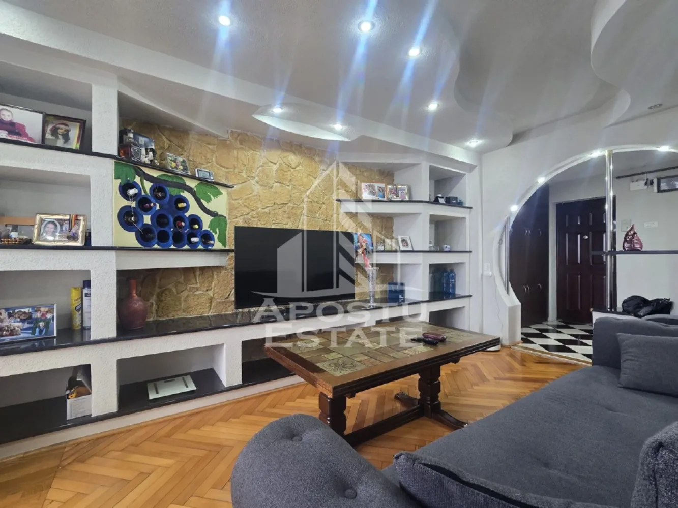 Apartament 3 camere decomandat, etaj 4/4 negociabil - Apostu Estate va ofera oportunitatea de a achizitiona un apartament spatios, luminos si elegant, ideal pentru o familie care cauta un camin modern, functional si bine conectat.

Caracteristici principale:

Suprafata generoasa: 88 mp – spatiu ideal pentru intimitate si confort

Compartimentare inteligenta: 3 camere decomandate, 2 dormitoare

Balcoane inchise: 2, perfecte pentru momente de relaxare sau pentru depozitare suplimentara

Bucatarie separata, ideala pentru gatit si organizare

Baie moderna, finisaje de calitate

Etaj 4/4, oferind luminozitate naturala si priveliste frumoasa

Usa metalica la intrare si usi MDF interioare – siguranta si estetic impecabil

Avantaje si vecinatati:

Confort la indemana: marketuri, farmacii, restaurante si cafenele in apropiere

Transport facil: statie tramvai si taxi la cativa pasi

scoli si gradinite accesibile, ideale pentru familii cu copii

Acest apartament imbina functionalitatea, siguranta si stilul de viata modern. 
Fie ca doriti sa va mutati imediat sau sa investiti intr-o proprietate cu valoare pe termen lung, aceasta locuinta ofera tot ceea ce cautati: spatiu, lumina, liniste si acces rapid la toate facilitatile urbane.
Servicii complete de consultanta imobiliară, vizionari, asistenta completa in procesarea actelor si rezervarea la notar, suport specializat pentru obtinerea unui credit imobiliar, prin partenerii nostri.
Pentru mai multe detalii sau pentru a programa o vizionare, nu ezitati sa ne contactati.
ID : CP2982344