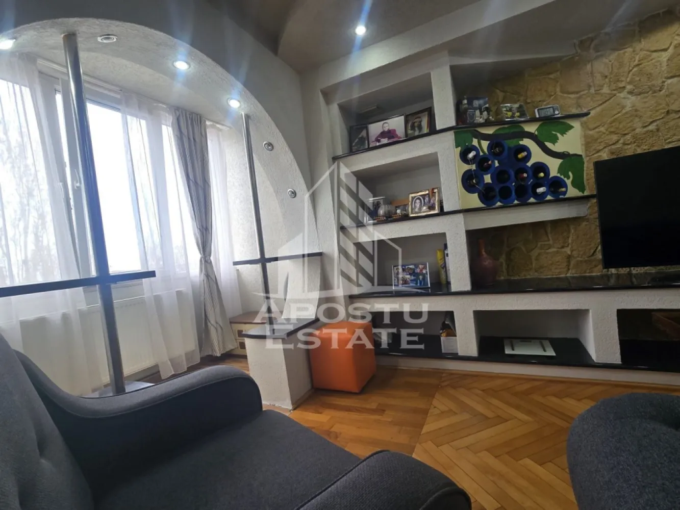 Apartament 3 camere decomandat, etaj 4/4 negociabil - Apostu Estate va ofera oportunitatea de a achizitiona un apartament spatios, luminos si elegant, ideal pentru o familie care cauta un camin modern, functional si bine conectat.

Caracteristici principale:

Suprafata generoasa: 88 mp – spatiu ideal pentru intimitate si confort

Compartimentare inteligenta: 3 camere decomandate, 2 dormitoare

Balcoane inchise: 2, perfecte pentru momente de relaxare sau pentru depozitare suplimentara

Bucatarie separata, ideala pentru gatit si organizare

Baie moderna, finisaje de calitate

Etaj 4/4, oferind luminozitate naturala si priveliste frumoasa

Usa metalica la intrare si usi MDF interioare – siguranta si estetic impecabil

Avantaje si vecinatati:

Confort la indemana: marketuri, farmacii, restaurante si cafenele in apropiere

Transport facil: statie tramvai si taxi la cativa pasi

scoli si gradinite accesibile, ideale pentru familii cu copii

Acest apartament imbina functionalitatea, siguranta si stilul de viata modern. 
Fie ca doriti sa va mutati imediat sau sa investiti intr-o proprietate cu valoare pe termen lung, aceasta locuinta ofera tot ceea ce cautati: spatiu, lumina, liniste si acces rapid la toate facilitatile urbane.
Servicii complete de consultanta imobiliară, vizionari, asistenta completa in procesarea actelor si rezervarea la notar, suport specializat pentru obtinerea unui credit imobiliar, prin partenerii nostri.
Pentru mai multe detalii sau pentru a programa o vizionare, nu ezitati sa ne contactati.
ID : CP2982344