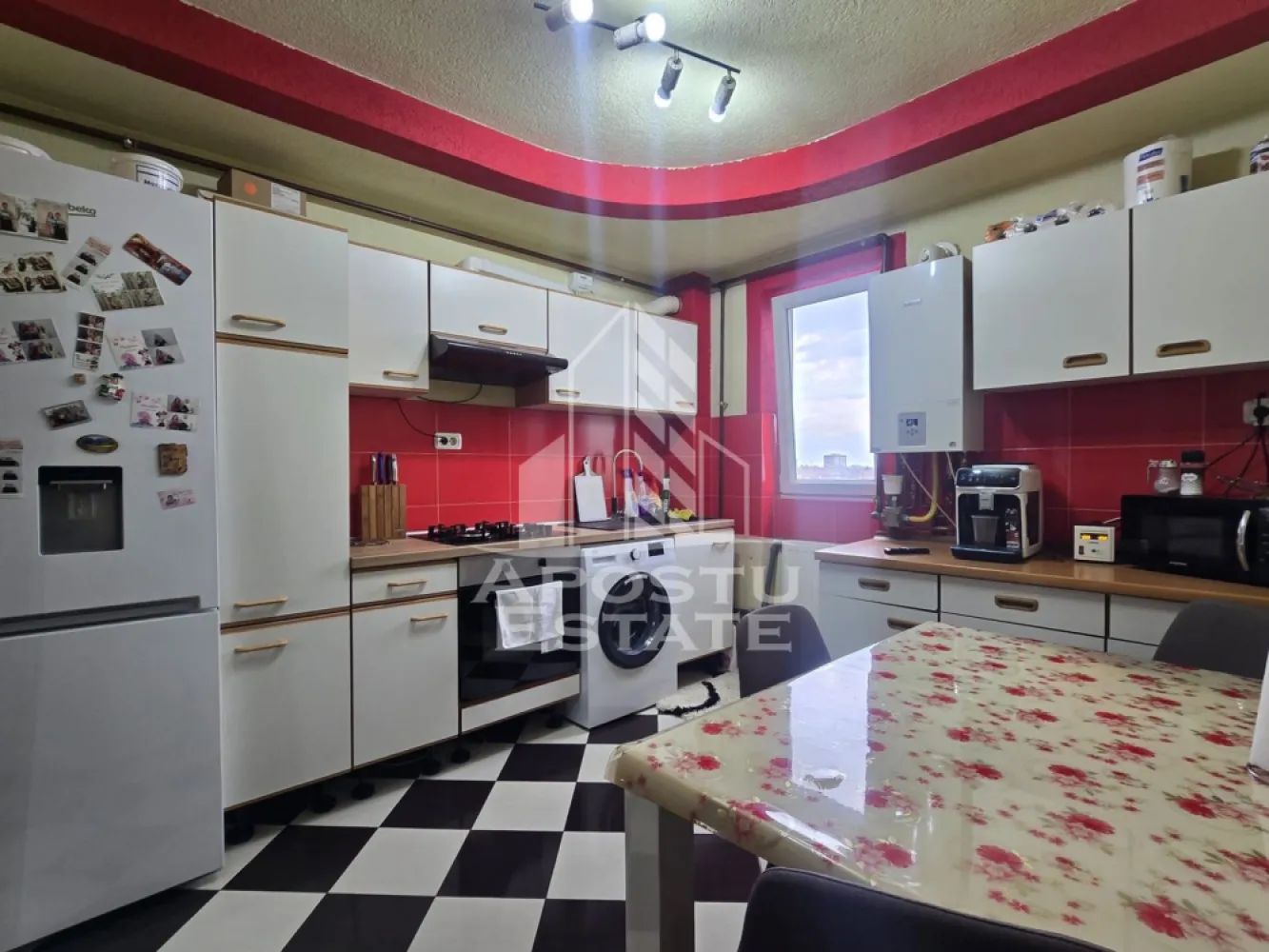 Apartament 3 camere decomandat, etaj 4/4 negociabil - Apostu Estate va ofera oportunitatea de a achizitiona un apartament spatios, luminos si elegant, ideal pentru o familie care cauta un camin modern, functional si bine conectat.

Caracteristici principale:

Suprafata generoasa: 88 mp – spatiu ideal pentru intimitate si confort

Compartimentare inteligenta: 3 camere decomandate, 2 dormitoare

Balcoane inchise: 2, perfecte pentru momente de relaxare sau pentru depozitare suplimentara

Bucatarie separata, ideala pentru gatit si organizare

Baie moderna, finisaje de calitate

Etaj 4/4, oferind luminozitate naturala si priveliste frumoasa

Usa metalica la intrare si usi MDF interioare – siguranta si estetic impecabil

Avantaje si vecinatati:

Confort la indemana: marketuri, farmacii, restaurante si cafenele in apropiere

Transport facil: statie tramvai si taxi la cativa pasi

scoli si gradinite accesibile, ideale pentru familii cu copii

Acest apartament imbina functionalitatea, siguranta si stilul de viata modern. 
Fie ca doriti sa va mutati imediat sau sa investiti intr-o proprietate cu valoare pe termen lung, aceasta locuinta ofera tot ceea ce cautati: spatiu, lumina, liniste si acces rapid la toate facilitatile urbane.
Servicii complete de consultanta imobiliară, vizionari, asistenta completa in procesarea actelor si rezervarea la notar, suport specializat pentru obtinerea unui credit imobiliar, prin partenerii nostri.
Pentru mai multe detalii sau pentru a programa o vizionare, nu ezitati sa ne contactati.
ID : CP2982344