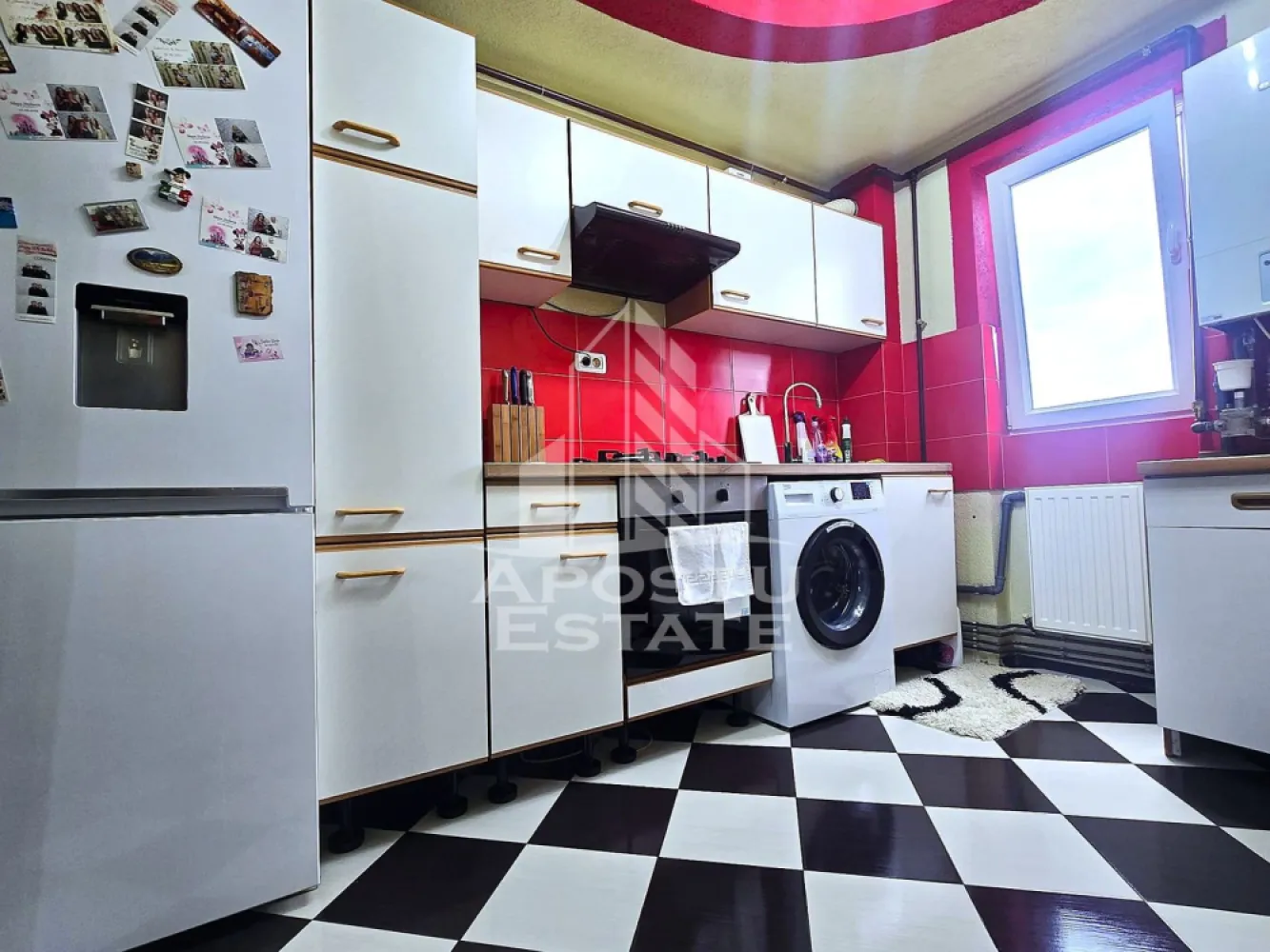 Apartament 3 camere decomandat, etaj 4/4 negociabil - Apostu Estate va ofera oportunitatea de a achizitiona un apartament spatios, luminos si elegant, ideal pentru o familie care cauta un camin modern, functional si bine conectat.

Caracteristici principale:

Suprafata generoasa: 88 mp – spatiu ideal pentru intimitate si confort

Compartimentare inteligenta: 3 camere decomandate, 2 dormitoare

Balcoane inchise: 2, perfecte pentru momente de relaxare sau pentru depozitare suplimentara

Bucatarie separata, ideala pentru gatit si organizare

Baie moderna, finisaje de calitate

Etaj 4/4, oferind luminozitate naturala si priveliste frumoasa

Usa metalica la intrare si usi MDF interioare – siguranta si estetic impecabil

Avantaje si vecinatati:

Confort la indemana: marketuri, farmacii, restaurante si cafenele in apropiere

Transport facil: statie tramvai si taxi la cativa pasi

scoli si gradinite accesibile, ideale pentru familii cu copii

Acest apartament imbina functionalitatea, siguranta si stilul de viata modern. 
Fie ca doriti sa va mutati imediat sau sa investiti intr-o proprietate cu valoare pe termen lung, aceasta locuinta ofera tot ceea ce cautati: spatiu, lumina, liniste si acces rapid la toate facilitatile urbane.
Servicii complete de consultanta imobiliară, vizionari, asistenta completa in procesarea actelor si rezervarea la notar, suport specializat pentru obtinerea unui credit imobiliar, prin partenerii nostri.
Pentru mai multe detalii sau pentru a programa o vizionare, nu ezitati sa ne contactati.
ID : CP2982344