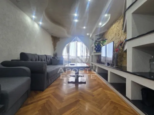 Apartament 3 camere decomandat, etaj 4/4 negociabil