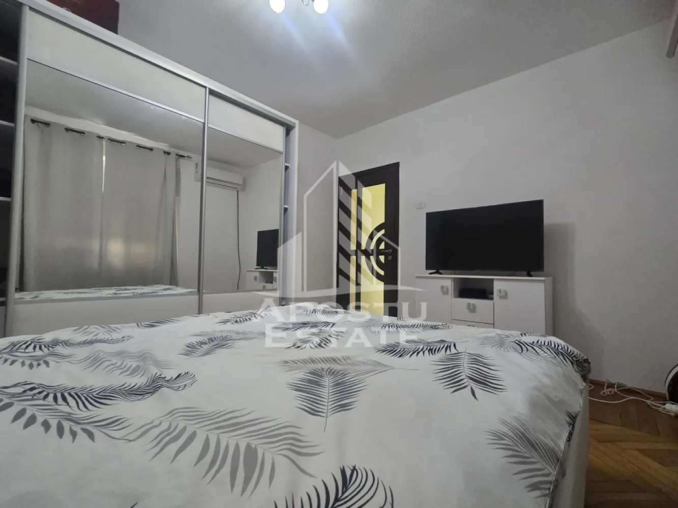 Apartament 3 camere decomandat, etaj 4/4 negociabil