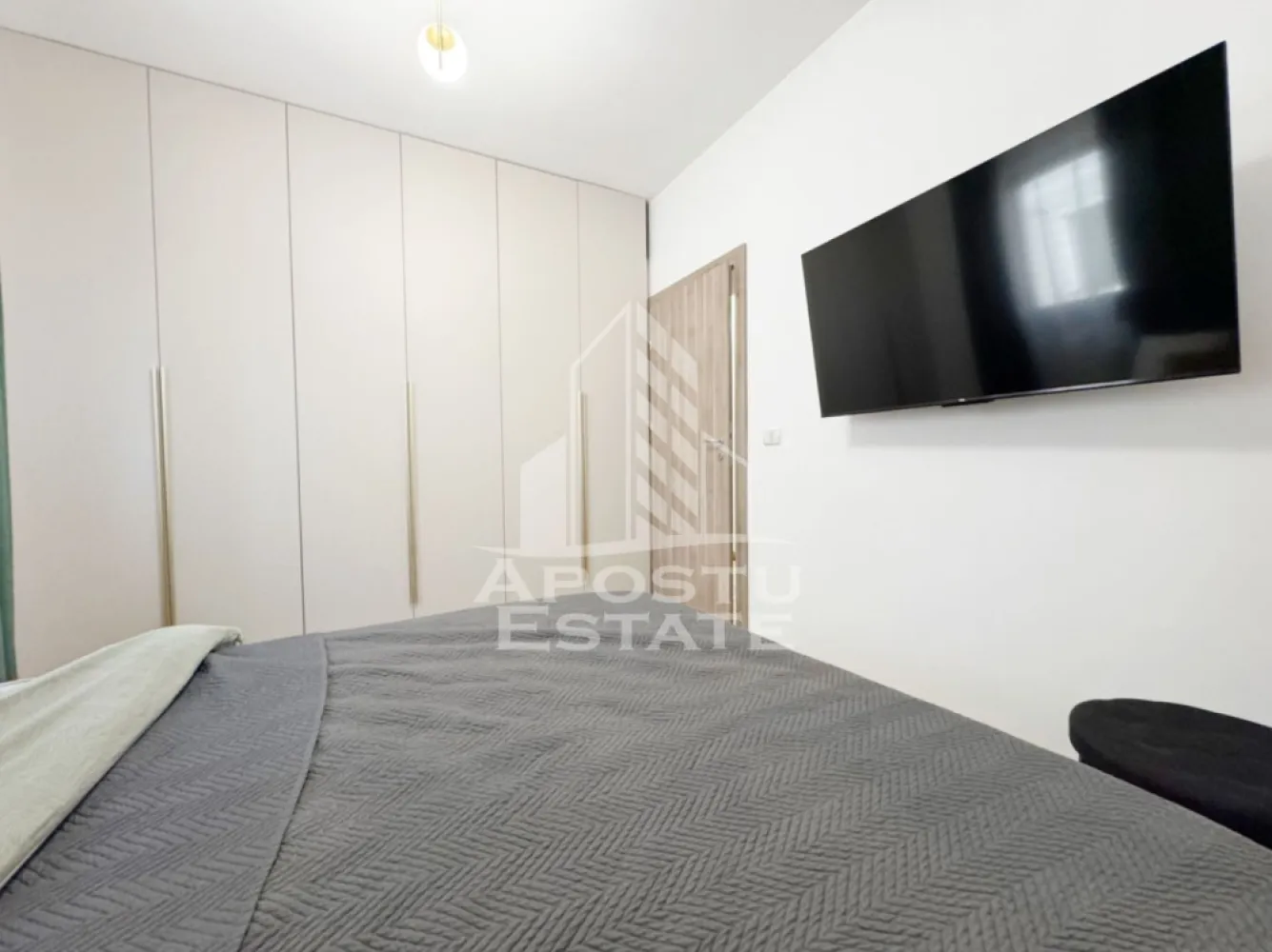 Apartament 2 camere de vanzare, 50mp utili, balcon - Giroc, zona Penny - Agentia imobiliara APOSTU ESTATE va propune spre vanzare un apartament cu 2 camere cu living open-space + bucatarie, pozitionat excelent in zona Planetelor foarte aproape de Penny, Giroc, judetul Timis .
Drumul de acces spre imobil este asfaltat. In apropiere se afla magazine si supermarket-uri precum Lidl, Profi, Mega Image, Penny, Scoala, Gradinita la o distanta de 5 minute, acces facil la mijloace de transport in comun.

Apartamentul se vinde complet mobilat si utilat, precum se observa in imagini.
Imobilul dispune de o suprafata de 50 mp utili si este situat la etajul 2.

Compartimentare:

- hol acces.
- dressing.
- dormitor.
- baie cu geam si cada.
- living + bucatarie cu iesire pe balcon.

Detalii tehnice:

- constructie realizata in anul 2021 din caramida Porotherm de 25 cm.
- exterior izolat cu polistiren de 10 cm .
- pereti despartitori complet din caramida (fara rigips) tencuiti mecanizat finisati cu glet si vopsea lavabila.
- geamuri tripan cu izolare fonica si termica superioara, foarte mari si luminoase .
- centrala proprie pe gaz, sistem eficient de incalzire prin pardoseala .
- usa acces securizata, usi interioare MDF .
- electrocasnice in stare perfecta de functionare. 
- 1 loc de parcare acoperit in CF .

Utilitati complete: curent, apa de la retea, canalizare, gaz, internet prin fibra optica, cablu TV.

Pret: 110.000 Euro
Pentru mai multe detalii nu ezitati sa ne contactati!

Acceptam orice fel de credit bancar. Oferim consultanta si solutii financiare prin colaboratorii nostri pentru a obtine cel mai avantajos credit Ipotecar sau Noua Casa.

Va asteptam cu drag la o vizionare chiar astazi!
CP 2982090
