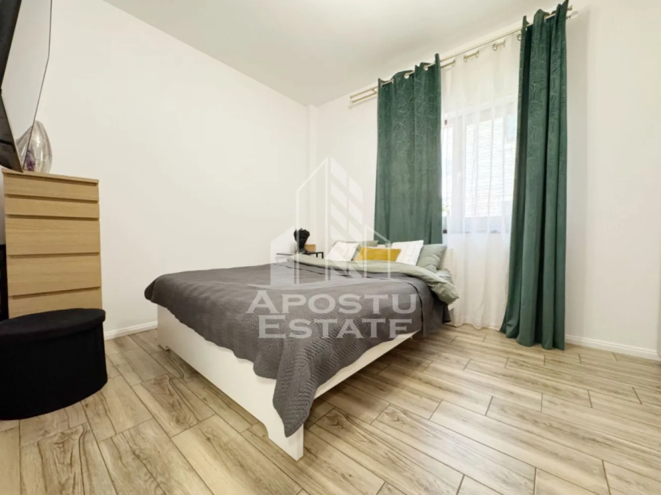 Apartament 2 camere de vanzare, 50mp utili, balcon - Giroc, zona Penny - Agentia imobiliara APOSTU ESTATE va propune spre vanzare un apartament cu 2 camere cu living open-space + bucatarie, pozitionat excelent in zona Planetelor foarte aproape de Penny, Giroc, judetul Timis .
Drumul de acces spre imobil este asfaltat. In apropiere se afla magazine si supermarket-uri precum Lidl, Profi, Mega Image, Penny, Scoala, Gradinita la o distanta de 5 minute, acces facil la mijloace de transport in comun.

Apartamentul se vinde complet mobilat si utilat, precum se observa in imagini.
Imobilul dispune de o suprafata de 50 mp utili si este situat la etajul 2.

Compartimentare:

- hol acces.
- dressing.
- dormitor.
- baie cu geam si cada.
- living + bucatarie cu iesire pe balcon.

Detalii tehnice:

- constructie realizata in anul 2021 din caramida Porotherm de 25 cm.
- exterior izolat cu polistiren de 10 cm .
- pereti despartitori complet din caramida (fara rigips) tencuiti mecanizat finisati cu glet si vopsea lavabila.
- geamuri tripan cu izolare fonica si termica superioara, foarte mari si luminoase .
- centrala proprie pe gaz, sistem eficient de incalzire prin pardoseala .
- usa acces securizata, usi interioare MDF .
- electrocasnice in stare perfecta de functionare. 
- 1 loc de parcare acoperit in CF .

Utilitati complete: curent, apa de la retea, canalizare, gaz, internet prin fibra optica, cablu TV.

Pret: 110.000 Euro
Pentru mai multe detalii nu ezitati sa ne contactati!

Acceptam orice fel de credit bancar. Oferim consultanta si solutii financiare prin colaboratorii nostri pentru a obtine cel mai avantajos credit Ipotecar sau Noua Casa.

Va asteptam cu drag la o vizionare chiar astazi!
CP 2982090