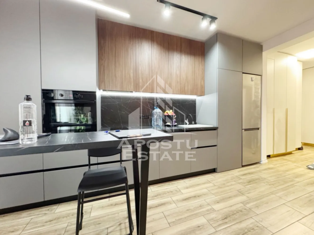 Apartament 2 camere de vanzare, 50mp utili, balcon - Giroc, zona Penny - Agentia imobiliara APOSTU ESTATE va propune spre vanzare un apartament cu 2 camere cu living open-space + bucatarie, pozitionat excelent in zona Planetelor foarte aproape de Penny, Giroc, judetul Timis .
Drumul de acces spre imobil este asfaltat. In apropiere se afla magazine si supermarket-uri precum Lidl, Profi, Mega Image, Penny, Scoala, Gradinita la o distanta de 5 minute, acces facil la mijloace de transport in comun.

Apartamentul se vinde complet mobilat si utilat, precum se observa in imagini.
Imobilul dispune de o suprafata de 50 mp utili si este situat la etajul 2.

Compartimentare:

- hol acces.
- dressing.
- dormitor.
- baie cu geam si cada.
- living + bucatarie cu iesire pe balcon.

Detalii tehnice:

- constructie realizata in anul 2021 din caramida Porotherm de 25 cm.
- exterior izolat cu polistiren de 10 cm .
- pereti despartitori complet din caramida (fara rigips) tencuiti mecanizat finisati cu glet si vopsea lavabila.
- geamuri tripan cu izolare fonica si termica superioara, foarte mari si luminoase .
- centrala proprie pe gaz, sistem eficient de incalzire prin pardoseala .
- usa acces securizata, usi interioare MDF .
- electrocasnice in stare perfecta de functionare. 
- 1 loc de parcare acoperit in CF .

Utilitati complete: curent, apa de la retea, canalizare, gaz, internet prin fibra optica, cablu TV.

Pret: 110.000 Euro
Pentru mai multe detalii nu ezitati sa ne contactati!

Acceptam orice fel de credit bancar. Oferim consultanta si solutii financiare prin colaboratorii nostri pentru a obtine cel mai avantajos credit Ipotecar sau Noua Casa.

Va asteptam cu drag la o vizionare chiar astazi!
CP 2982090