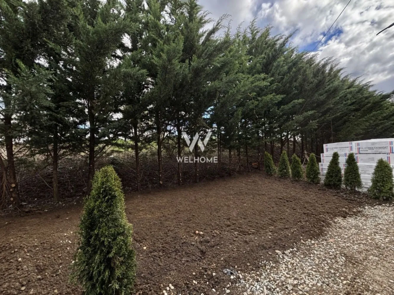 OFERTĂ! Apartament 3 camere cu grădină 50 mp - zona Vest, Sibiu - Ofertă LIMITATĂ luna Aprilie - 2 locuri de parcare incluse in pret Apartament 3 camere LA VILĂ cu gradină - Cristian Situat într-un proiect rezidențial nou din zona de vest a Sibiului, ideal pentru familii sau pentru cei care își doresc mai mult spațiu și confort, într-un cadru liniștit, aproape de natură. Suprafață utilă: 61.4 mp + gradină 50 mp Compartimentat astfel: Living luminos cu bucătărie open-space 24 mp Dormitor matrimonial spațios 13,6 mp Dormitor secundar 12 mp Două băi, dintre care una cu geam de aerisire Hol generos Orientarea sudică asigură lumină naturală pe tot parcursul zilei, iar priveliștea deschisă către munți oferă un ambient relaxant și plin de liniște. Vila intimă cu regim de inălțime P+2+M, cu doar 2 apartamente pe etaj. Sistemul de încălzire prin pompă de căldură contribuie la un consum redus de energie și costuri mici de întreținere, fiind o soluție modernă și sustenabilă. Apartamentul se predă la stadiul de alb, oferind totodată posibilitatea de a fi achiziționat complet finisat, la cheie, la prețul de 109.900 + TVA. 2 locuri de parcare incluse in pret, ofertă limitată! Pret: 99.900 Euro + TVA Telefon: 0747.639.802 }}