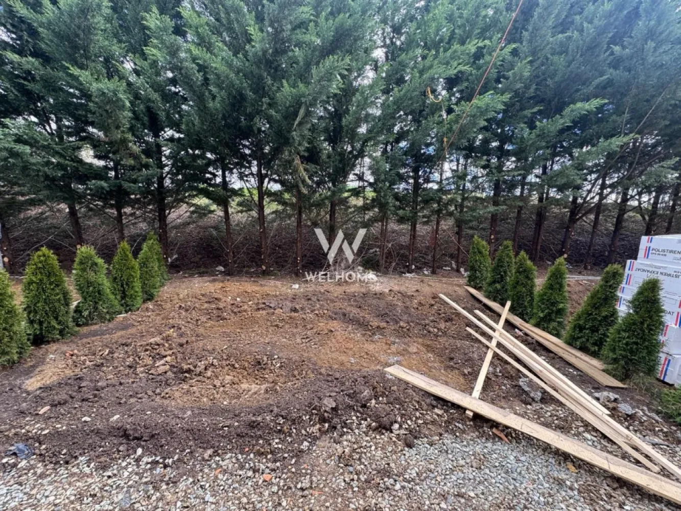 Apartament 2 camere cu gradina – Sibiu, Cristian - Apartament la parter cu gradina, COMISION ZERO, situat intr-un ansamblu nou care beneficiaza de mult spatiu verde Suprafață utilă: 49 m²+ Grădină proprie de 50 m² – spațiul perfect pentru relaxare, joacă sau grătar în aer liber Compartimentare: Living generos cu bucătărie open-space – 30 m² Dormitor matrimonial – 13 m² Bai complet utilata cu geam foarte generos Hol cu spații de depozitare bine integrate Încălzire prin pompă de căldură – soluție modernă și eficientă pentru costuri reduse la întreținere Preturi: 90.000 euro +Tva - Semifinisat 100.000 euro + Tva - La cheie Predare: mai 2026 Contactează-ne astăzi pentru a programa o vizionare sau pentru a afla mai multe detalii despre acest apartament ideal pentru locuit sau investiție! Detalii si vizionari: 0752.088.381- Roxana }}