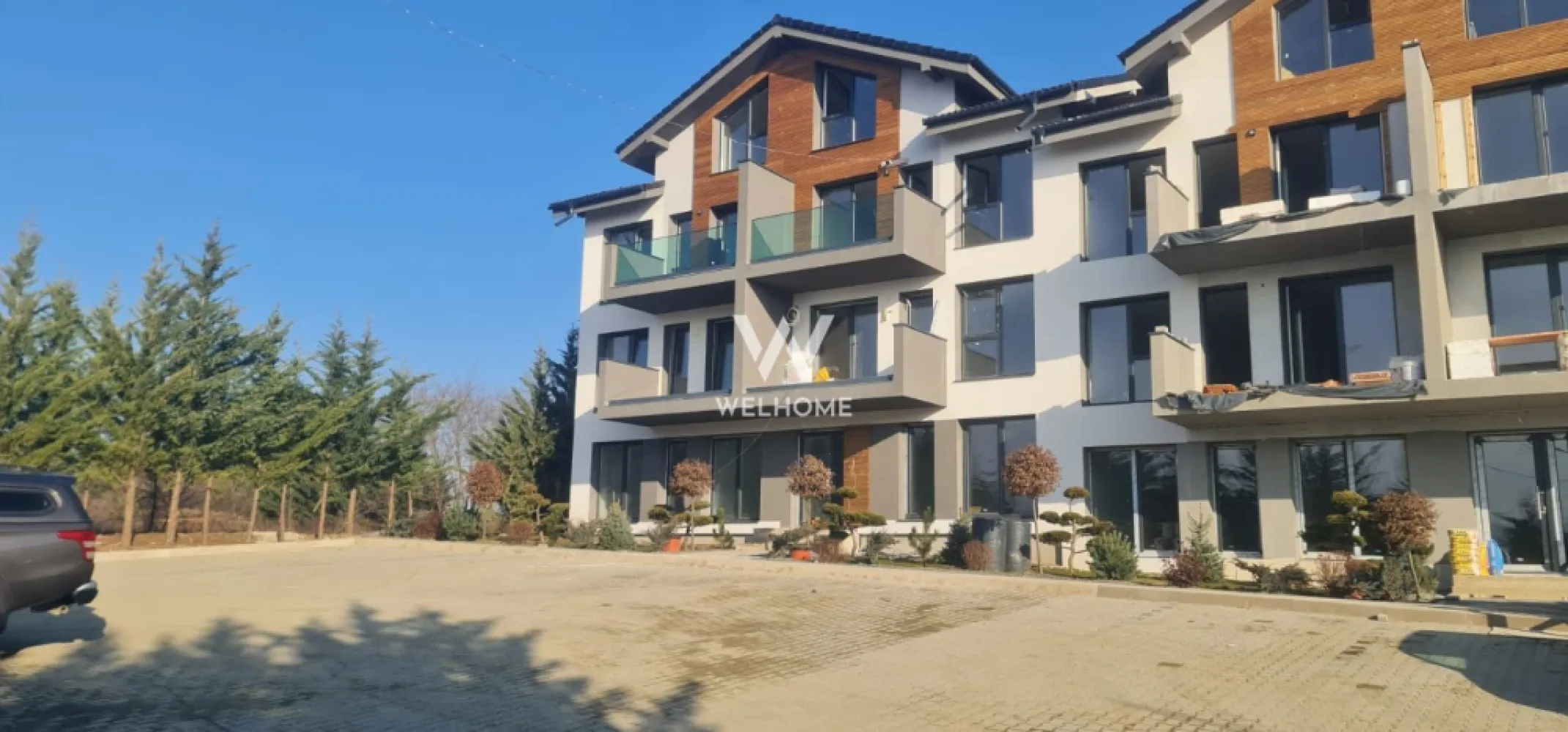 Apartament 2 camere cu gradina – Sibiu, Cristian - Apartament la parter cu gradina, COMISION ZERO, situat intr-un ansamblu nou care beneficiaza de mult spatiu verde Suprafață utilă: 49 m²+ Grădină proprie de 50 m² – spațiul perfect pentru relaxare, joacă sau grătar în aer liber Compartimentare: Living generos cu bucătărie open-space – 30 m² Dormitor matrimonial – 13 m² Bai complet utilata cu geam foarte generos Hol cu spații de depozitare bine integrate Încălzire prin pompă de căldură – soluție modernă și eficientă pentru costuri reduse la întreținere Preturi: 90.000 euro +Tva - Semifinisat 100.000 euro + Tva - La cheie Predare: mai 2026 Contactează-ne astăzi pentru a programa o vizionare sau pentru a afla mai multe detalii despre acest apartament ideal pentru locuit sau investiție! Detalii si vizionari: 0752.088.381- Roxana }}